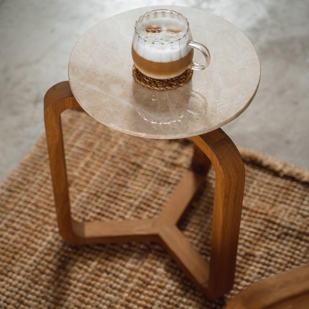 Conoce a la familia de mesas de centro Cony. Con tres tamaños diferentes y tres opciones de tablero, siempre será un buen compañero en tus momentos más agradables. Fabricada íntegramente en roble macizo, su robusta estructura y su elegante aspecto