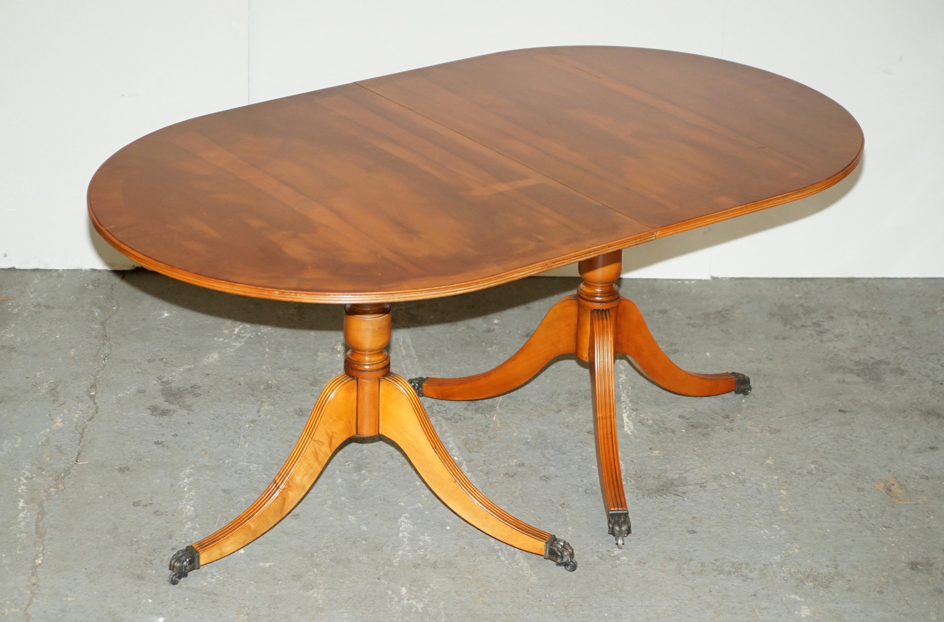 Alle Vintage-Antiquitäten ist erfreut, zum Verkauf dieser schönen Vintage Cooke & Son Burr Eibenholz ovalen Esstisch zum Sitzen vier bis sechs Personen mit und verzierten Regency-Stil Dreibein zwei Säule Basis und fertig mit dem Original-Rollen