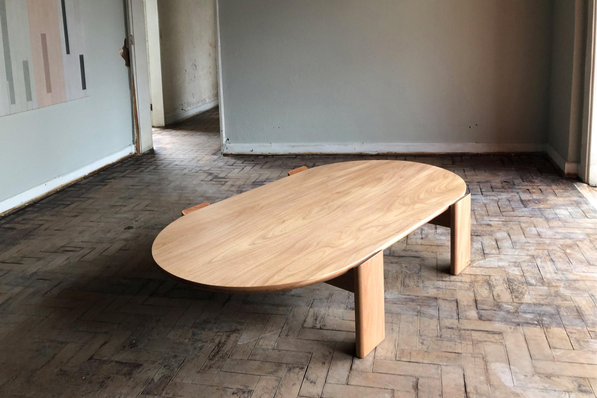 Cookie est une ligne de  tables basses et tables d'appoint fabriquées à la main en bois massif brésilien.

Les bords arrondis du dessus et des pieds ainsi que les formes rondes et ovales des dessus rappellent les biscuits traditionnels brésiliens