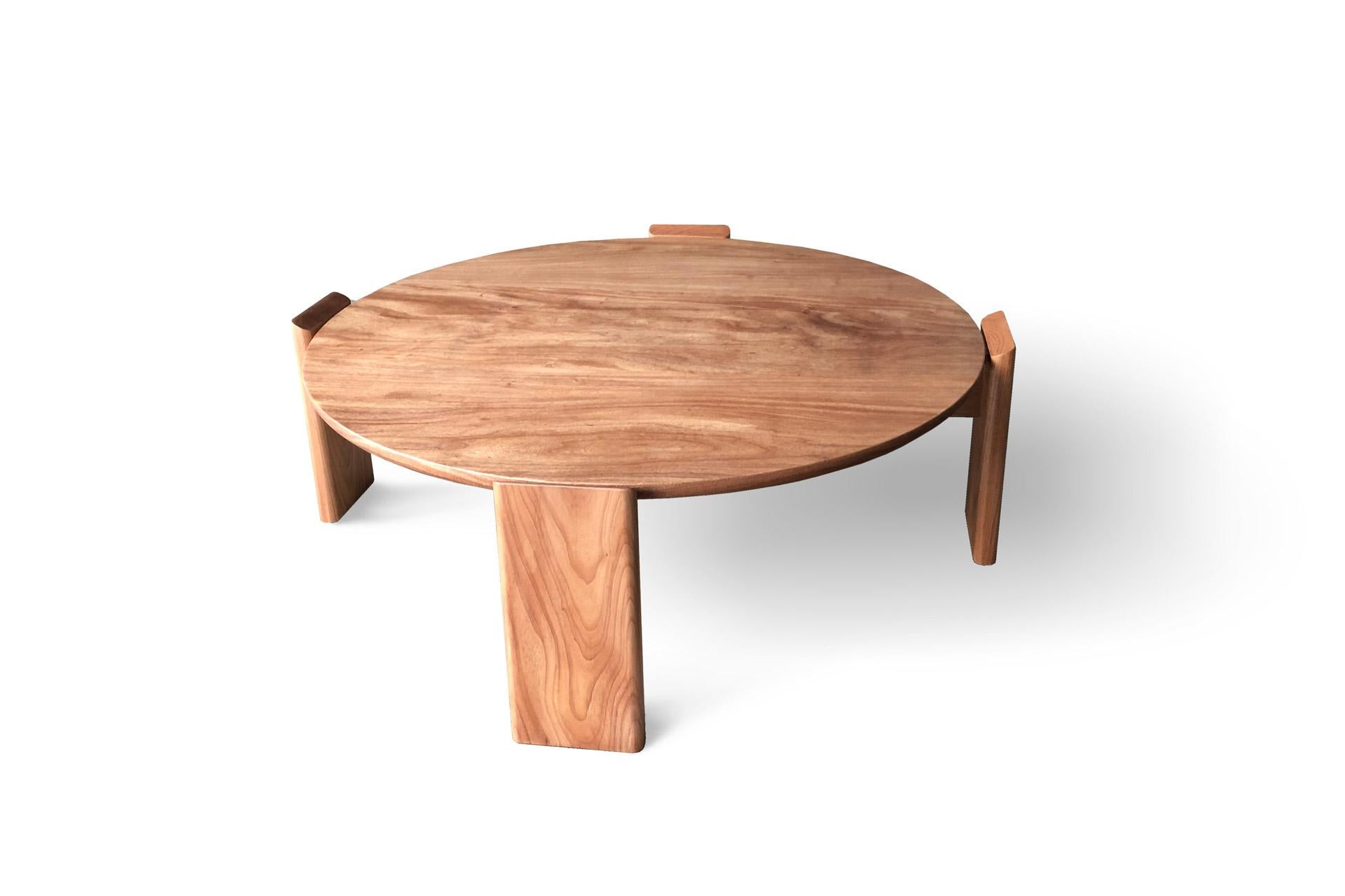 Brésilien Tables basses Cookie fabriquées à la main en bois massif brésilien en vente
