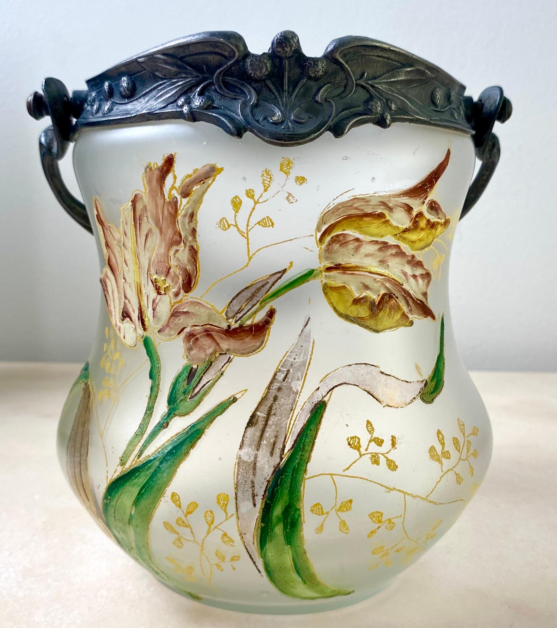 Hervorragende Vase in Form eines etruskischen Eimers oder Topfes aus der Zeit des Jugendstils. Um 1880.
Französische Arbeiten im Stil der berühmten Glas- und Kristallwerkstätten von Legras.

Dieser hübsche Kekseimer ist aus wunderschönem Glas