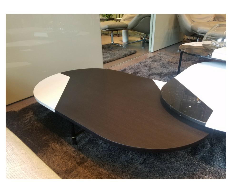 Coffee table with Taba Frisé white and Tanganika black wooden top, black hand brushed anodized aluminum legs and bright brass.
Gallotti & Radice cookies coffee table designed by Pietro Russo.


 