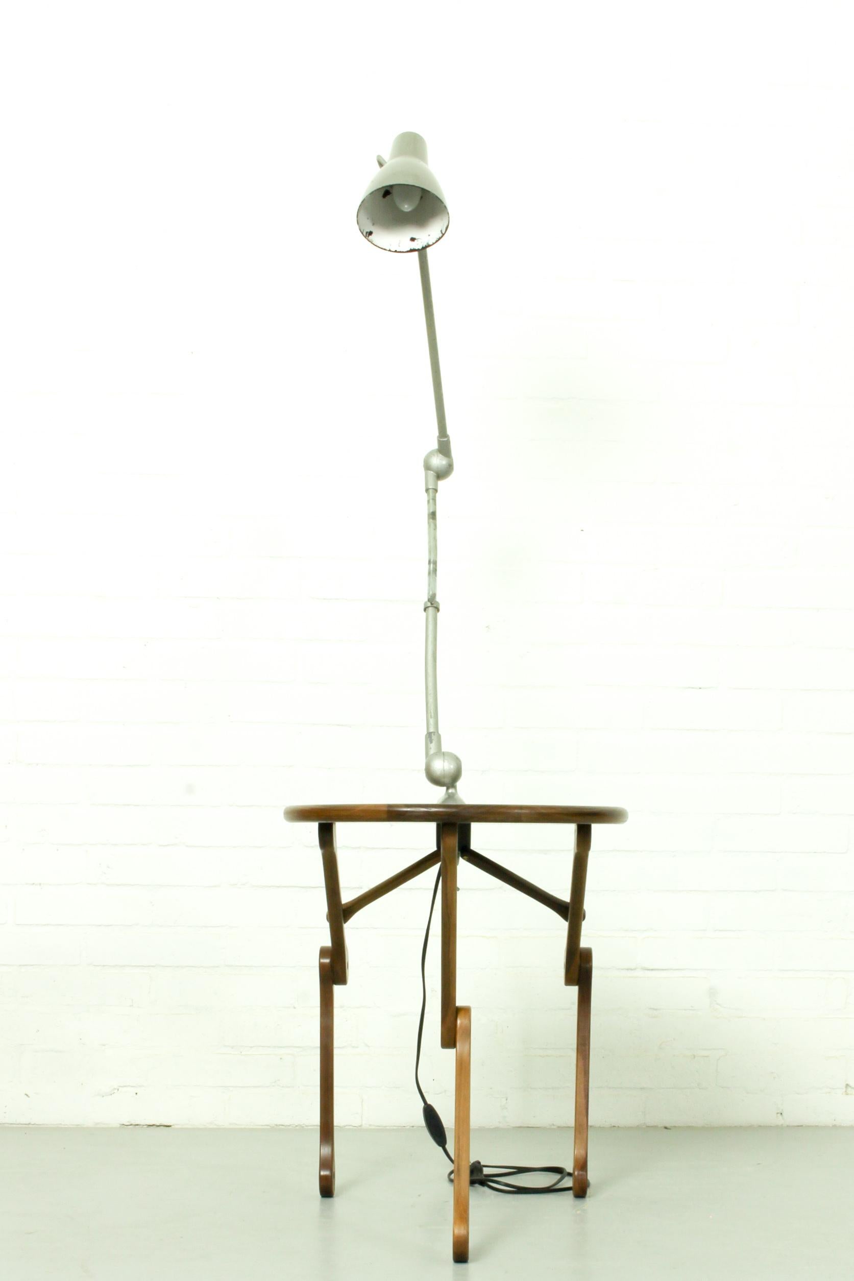 Lampe de table de style robotique industriel cool et funky. La lampe est dotée d'un pied en forme de noix américaine, fabriqué à la main, avec une table attachée, ce qui permet de l'utiliser comme lampadaire. La lampe elle-même est française et a