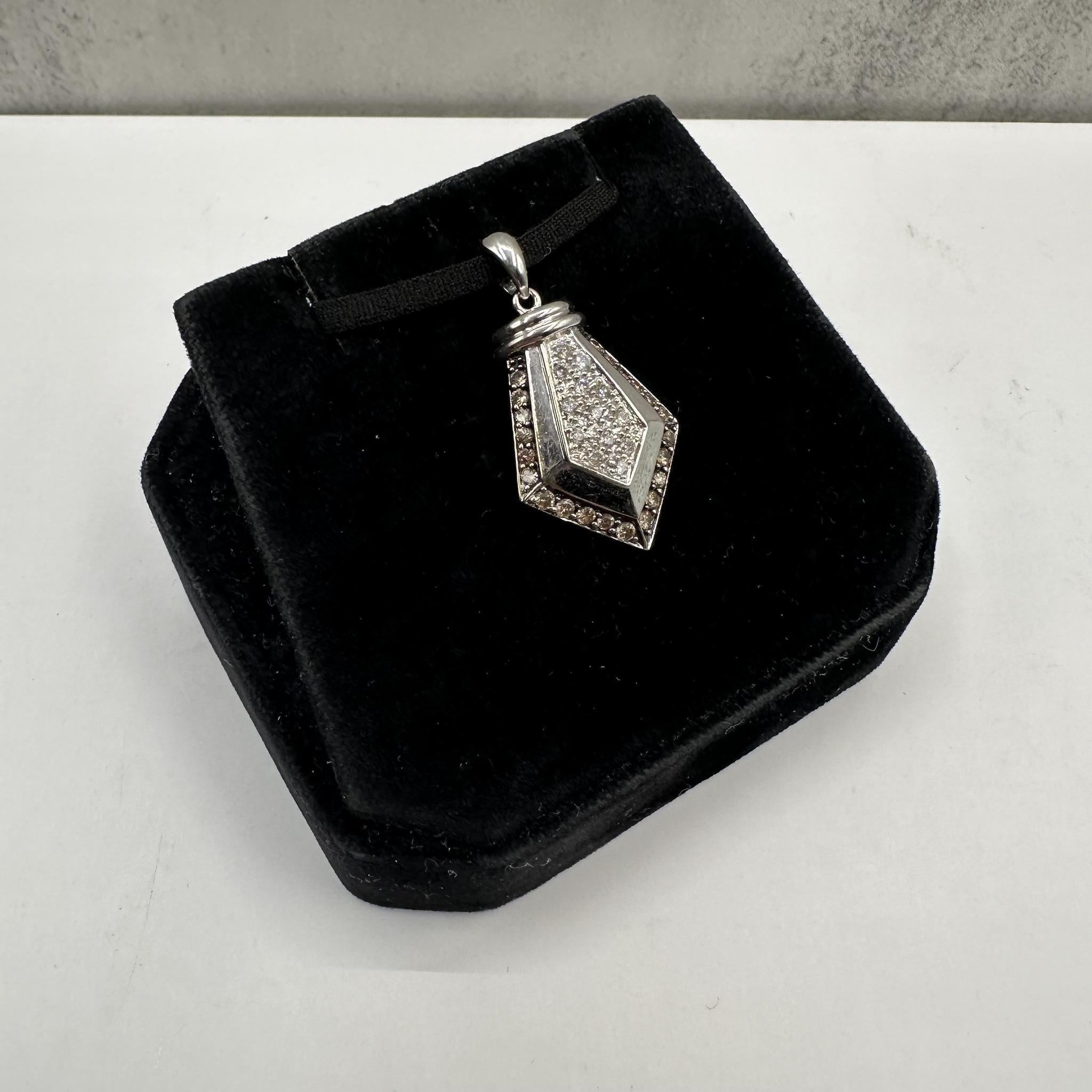 Questo ciondolo Cool Diamond in oro bianco 10 carati presenta una straordinaria combinazione di 0,35 carati di diamanti rotondi naturali di colore HI e di chiarezza I1 e di diamanti rotondi di colore cioccolato e di chiarezza I1. Il mix di diamanti