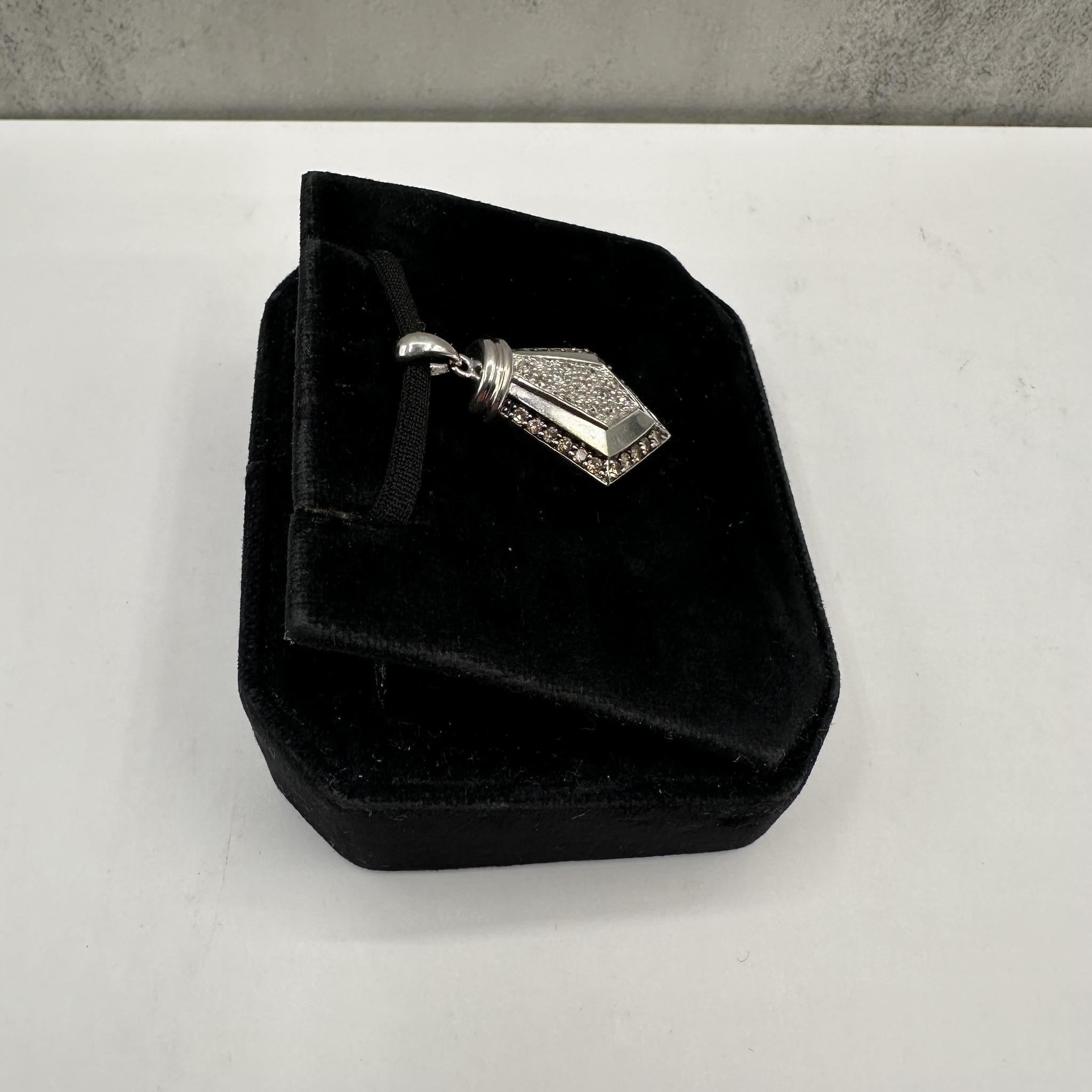 Taglio rotondo Ciondolo con diamante fresco in oro bianco 10 carati - 0,35 carati di diamanti HI I1 e Chocolate I1 in vendita
