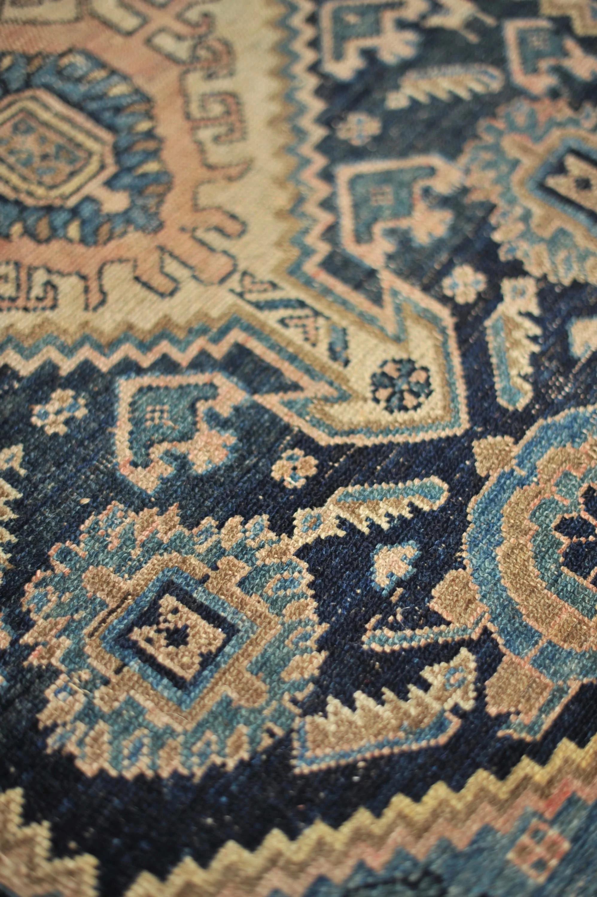 Alfombra Tribal Aldea Mística, Fresca y Terrenal en venta 3