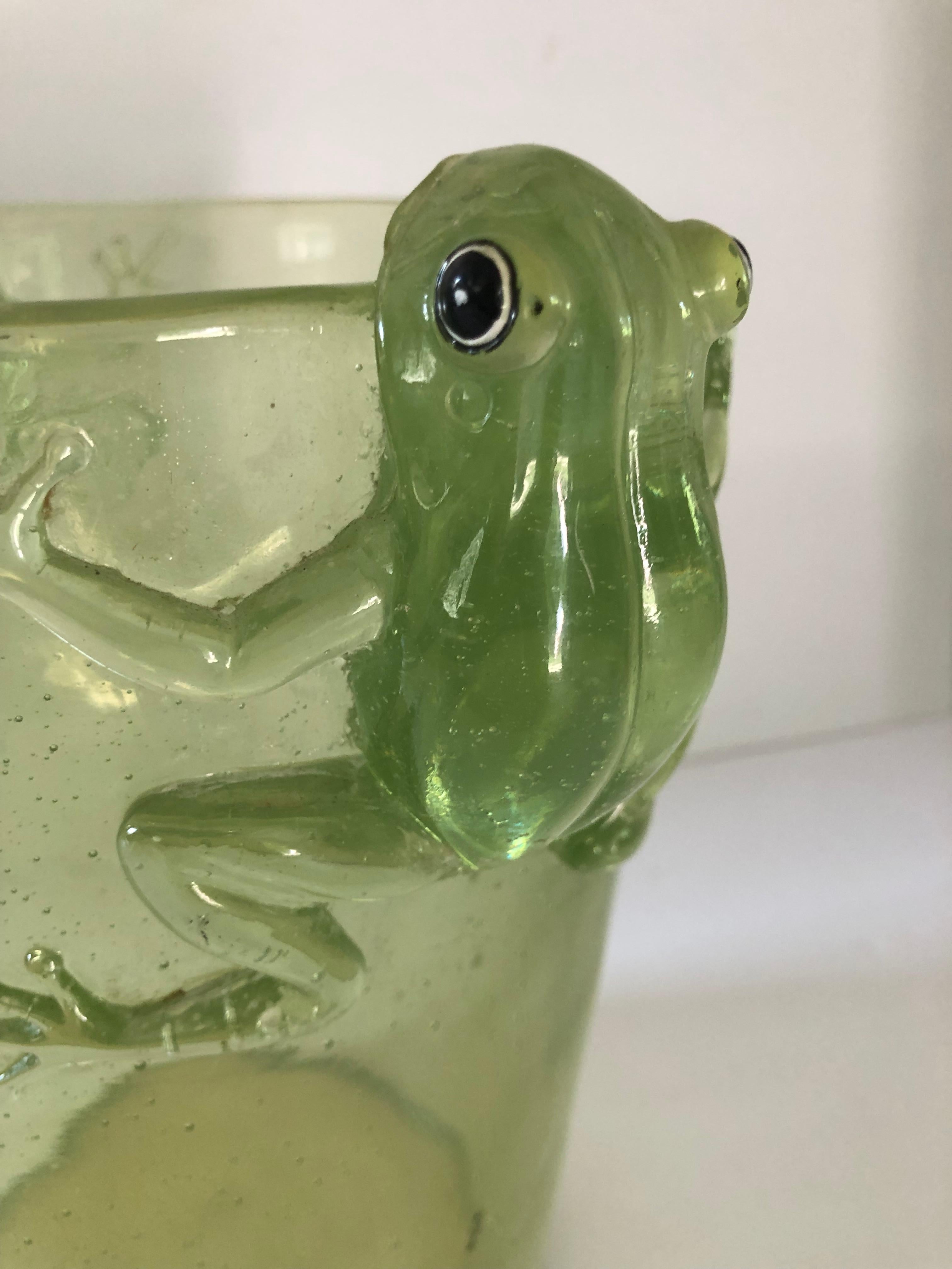 Cool Green Mid-Century Modern Acrylic Ice Bucket with Frogs In Excellent Condition In Hopewell, NJ