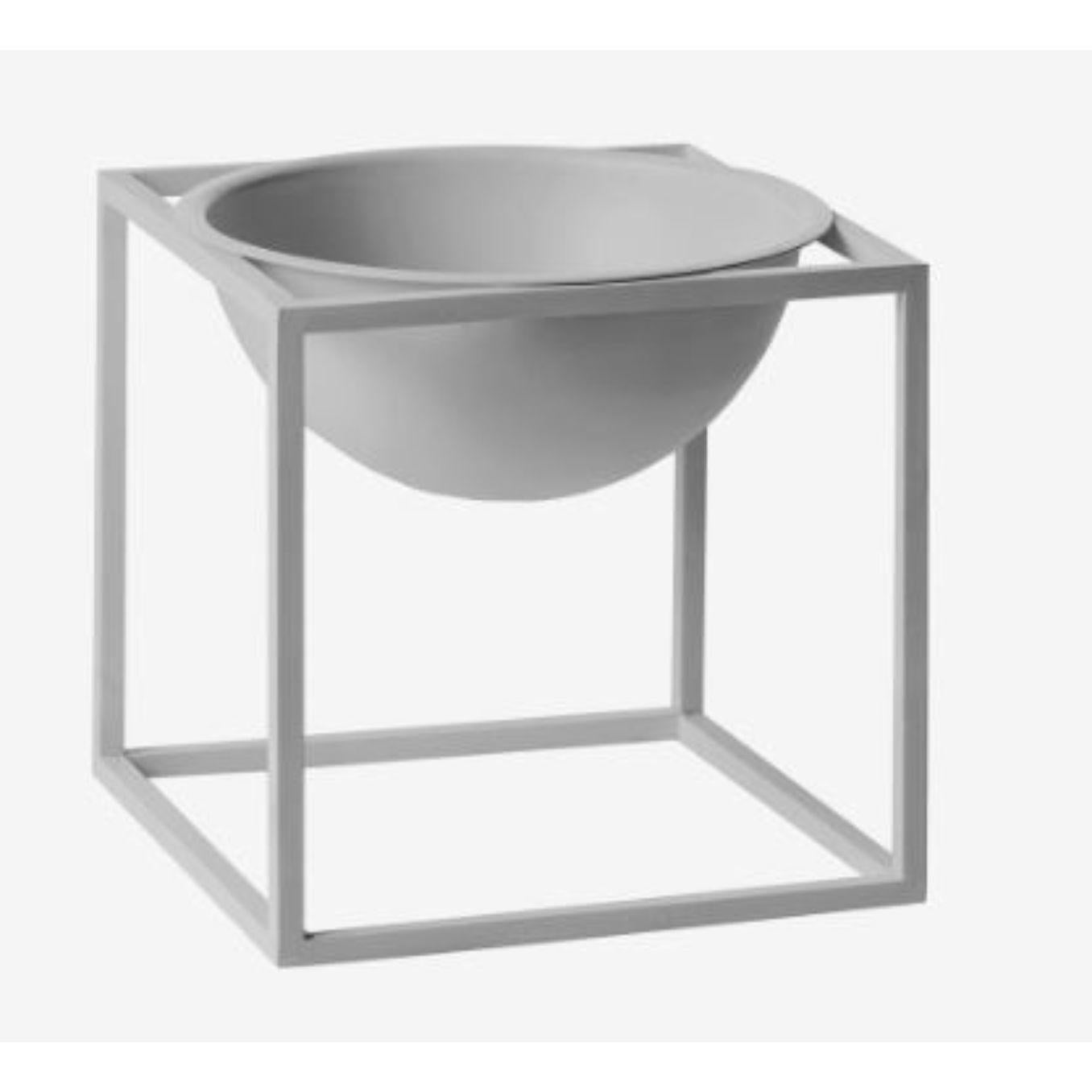 Petit bol Kubus gris froid de Lassen
Dimensions : D 14 x L 14 x H 14 cm 
Matériaux : Métal 
Poids : 1.35 kg

Le Kubus Bowl est basé sur des croquis originaux de Mogens Lassen, et contient des éléments du Bauhaus, dont Mogens Lassen s'est inspiré. Le