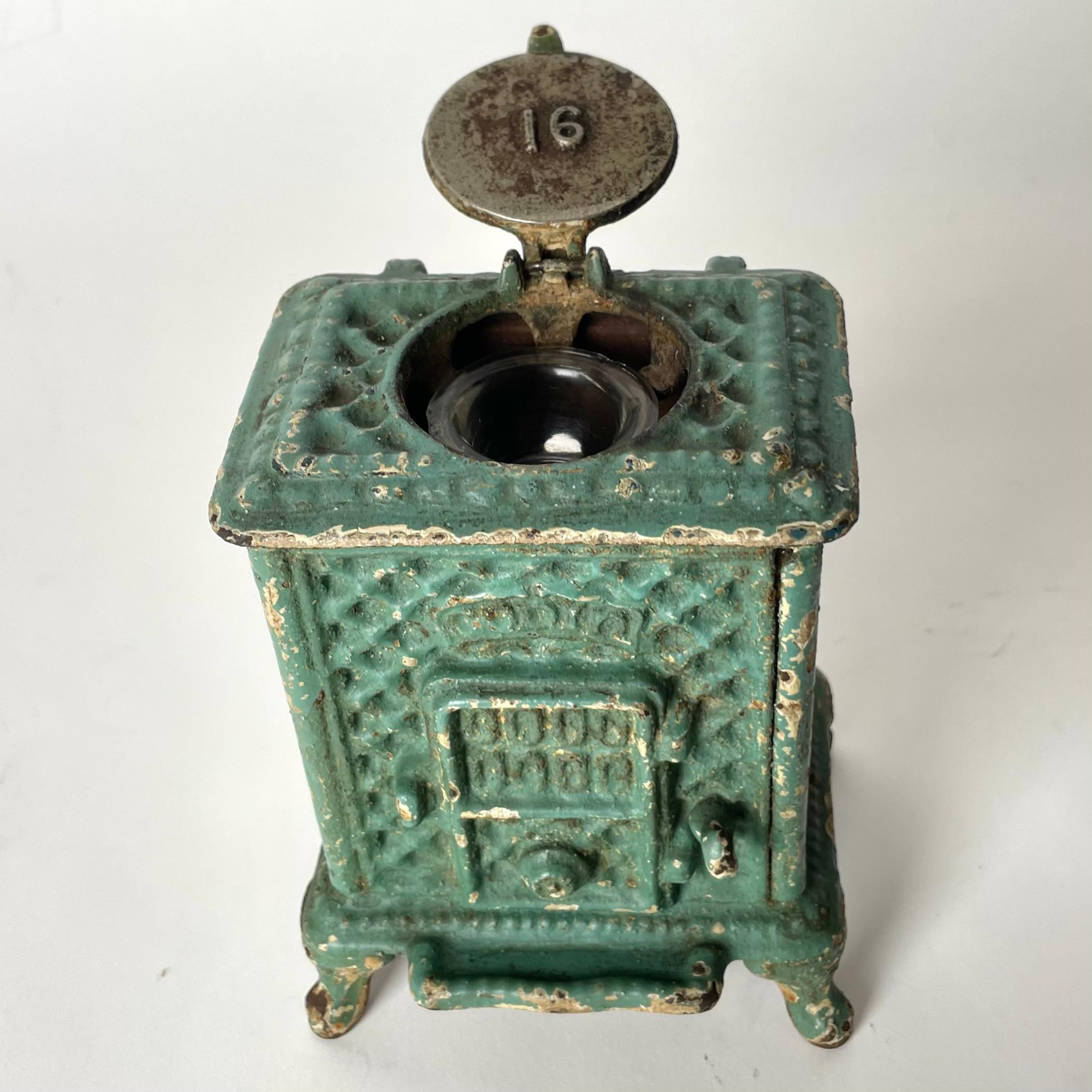 Cool Ink Well entworfen als Godin-Eisenhocker aus dem späten 19. Jahrhundert (Französisch) im Angebot
