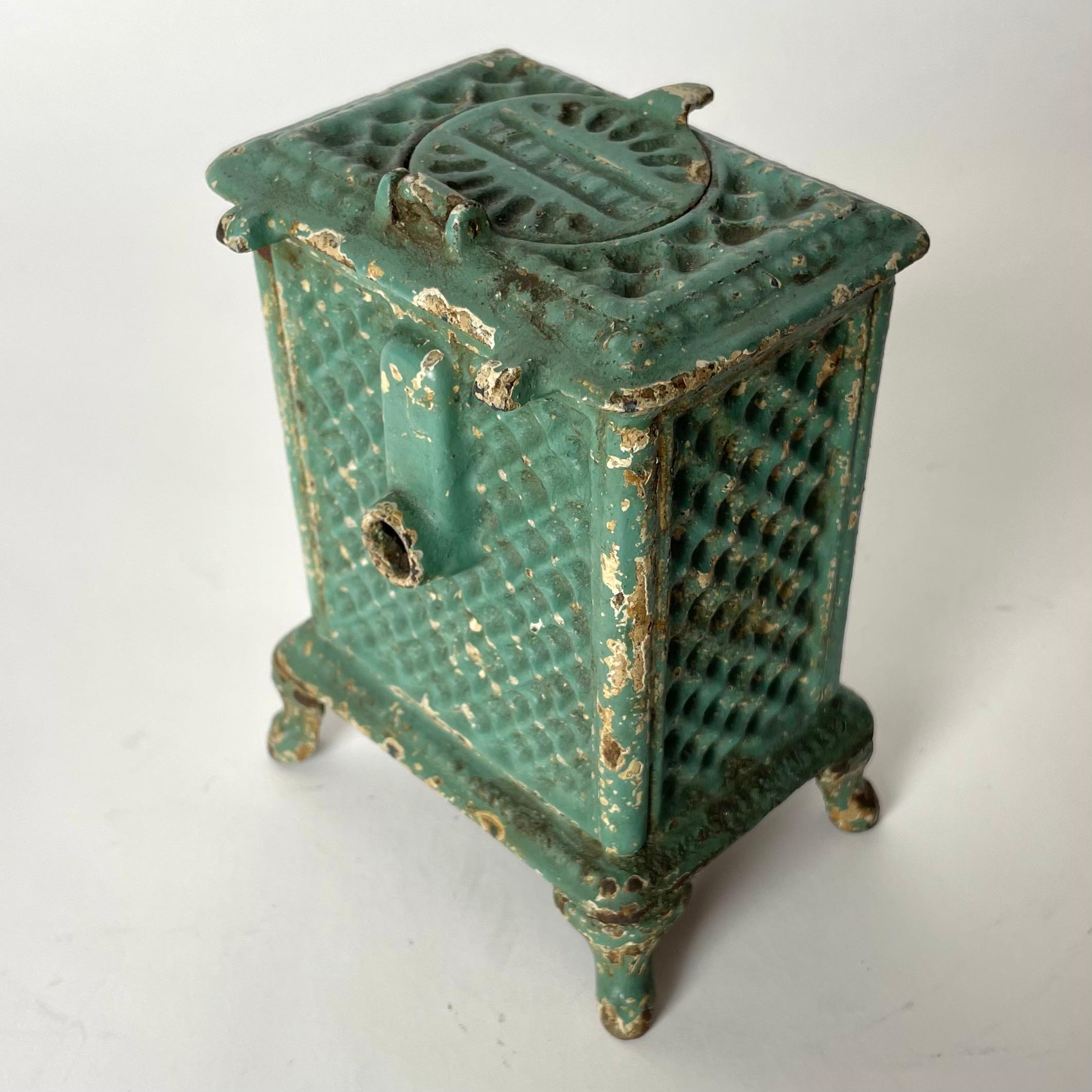 Cool Ink Well designed as a Godin iron stove from the late 19th Century For Sale 1