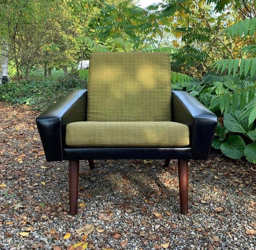 Cool lounge chair from the 60ties (we have two identical chairs). Upholstered with the original green checkered wool and frame in leatherette and teak legs. 

In good condition, only a little patina.