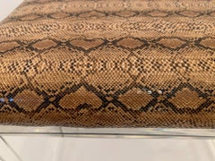 Cool Mid-Century Modern Lucite und Schlangenhaut-Bankhocker auf Rollen