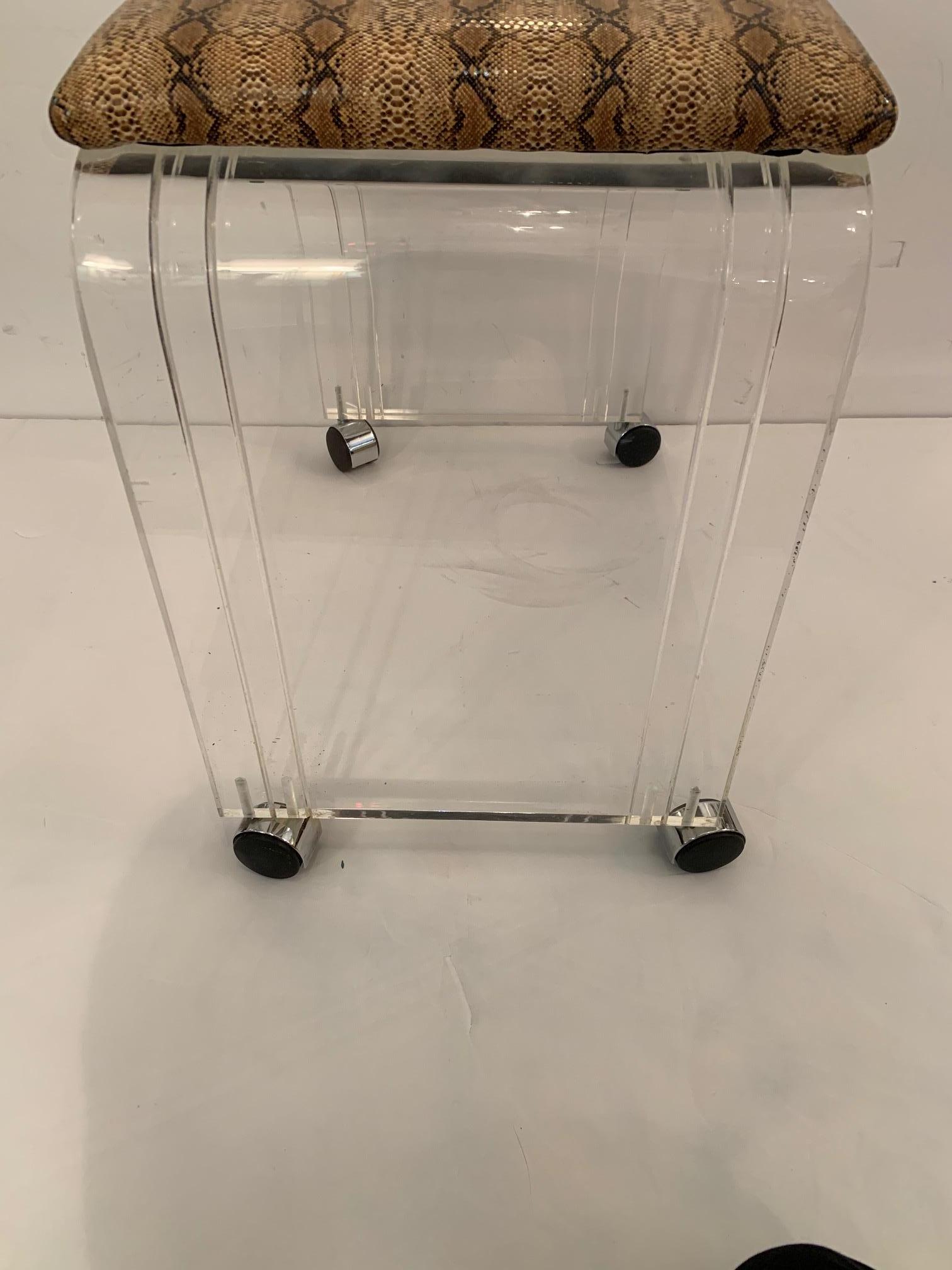 Sgabello da panca in lucite e finta pelle di serpente, moderno e di metà secolo, con rotelle In condizioni buone in vendita a Hopewell, NJ