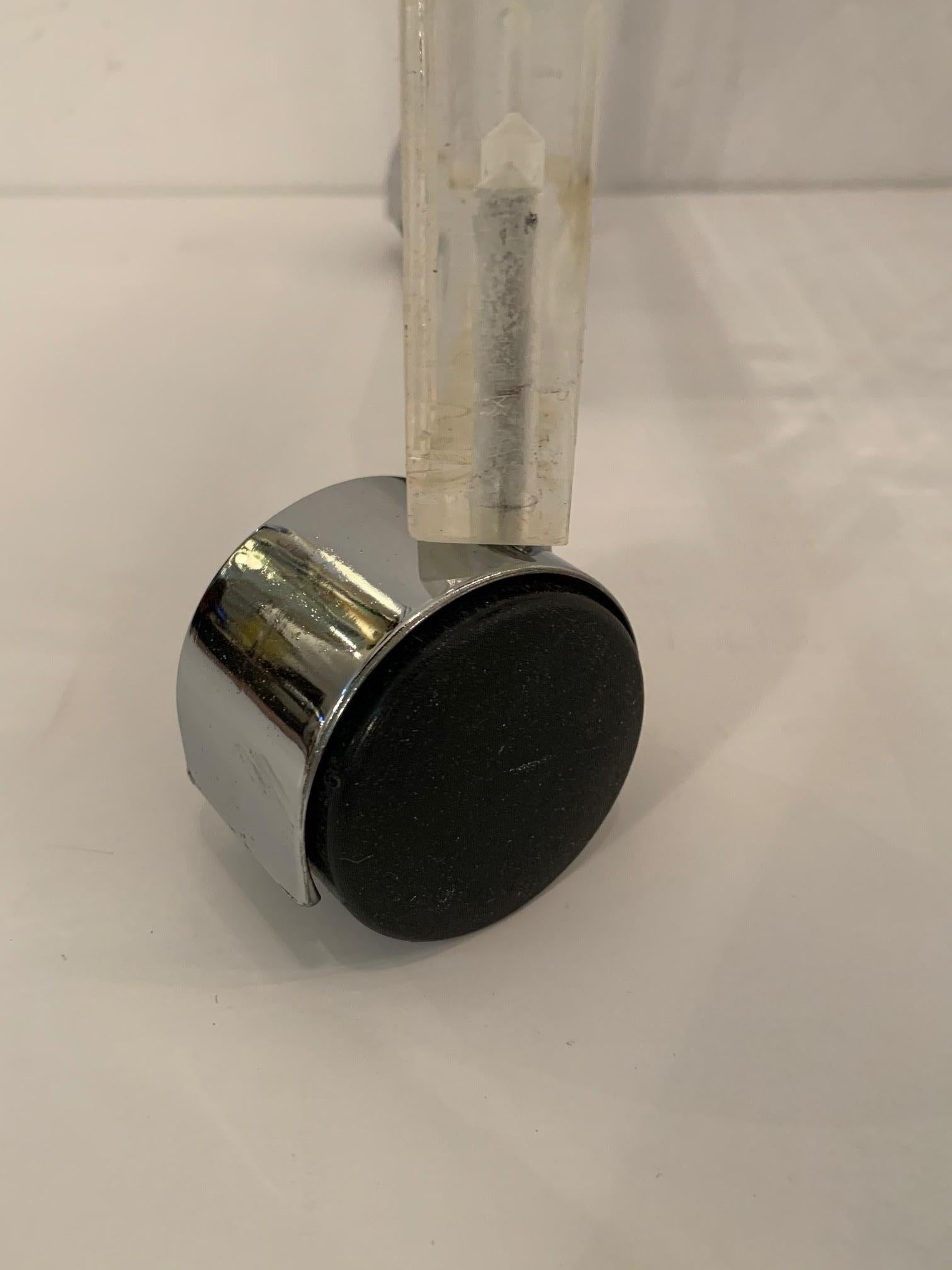 Sgabello da panca in lucite e finta pelle di serpente, moderno e di metà secolo, con rotelle in vendita 1