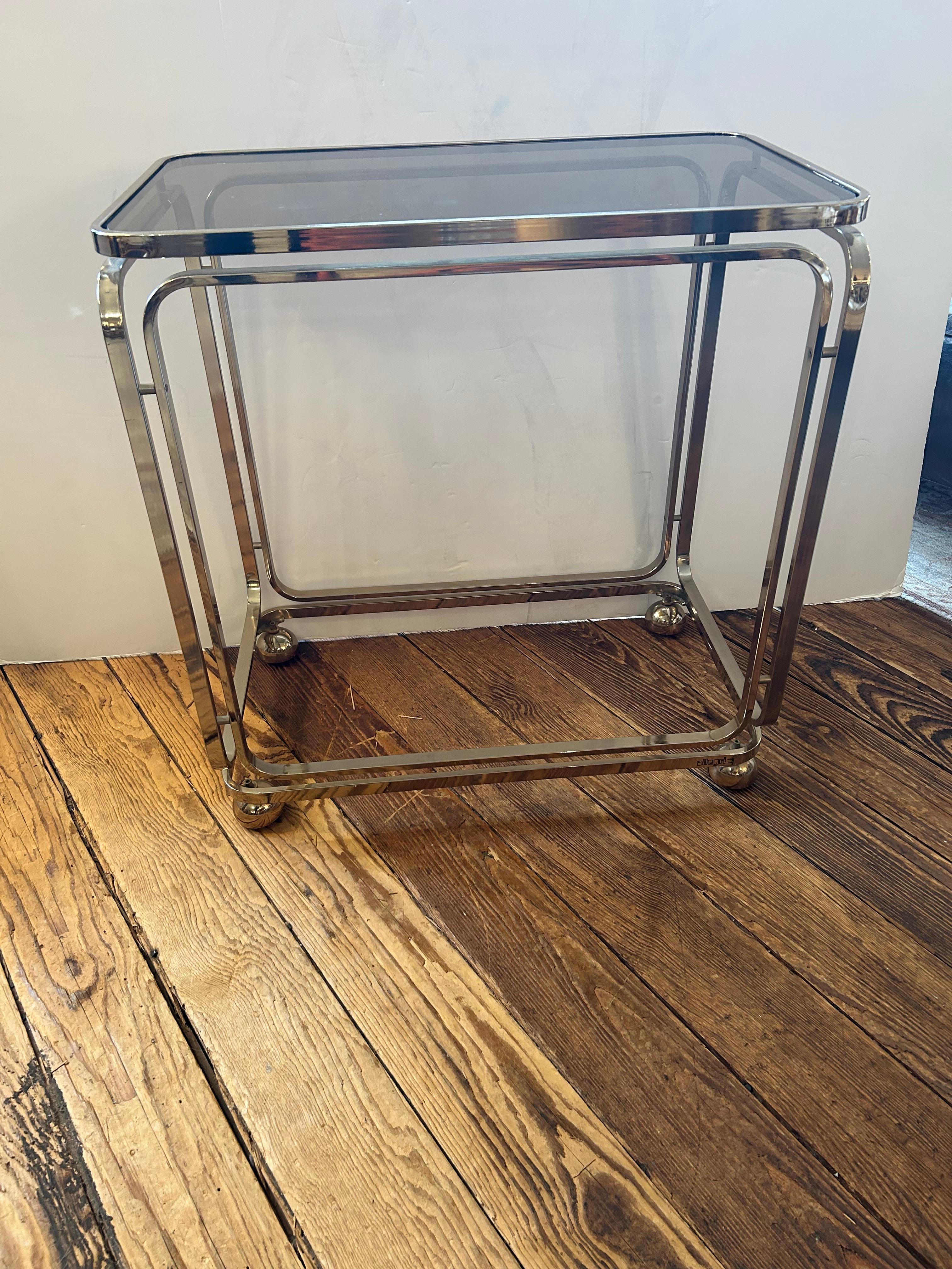 Chariot de bar italien en laiton et verre fumé Cool Midcentury Modern en vente 4