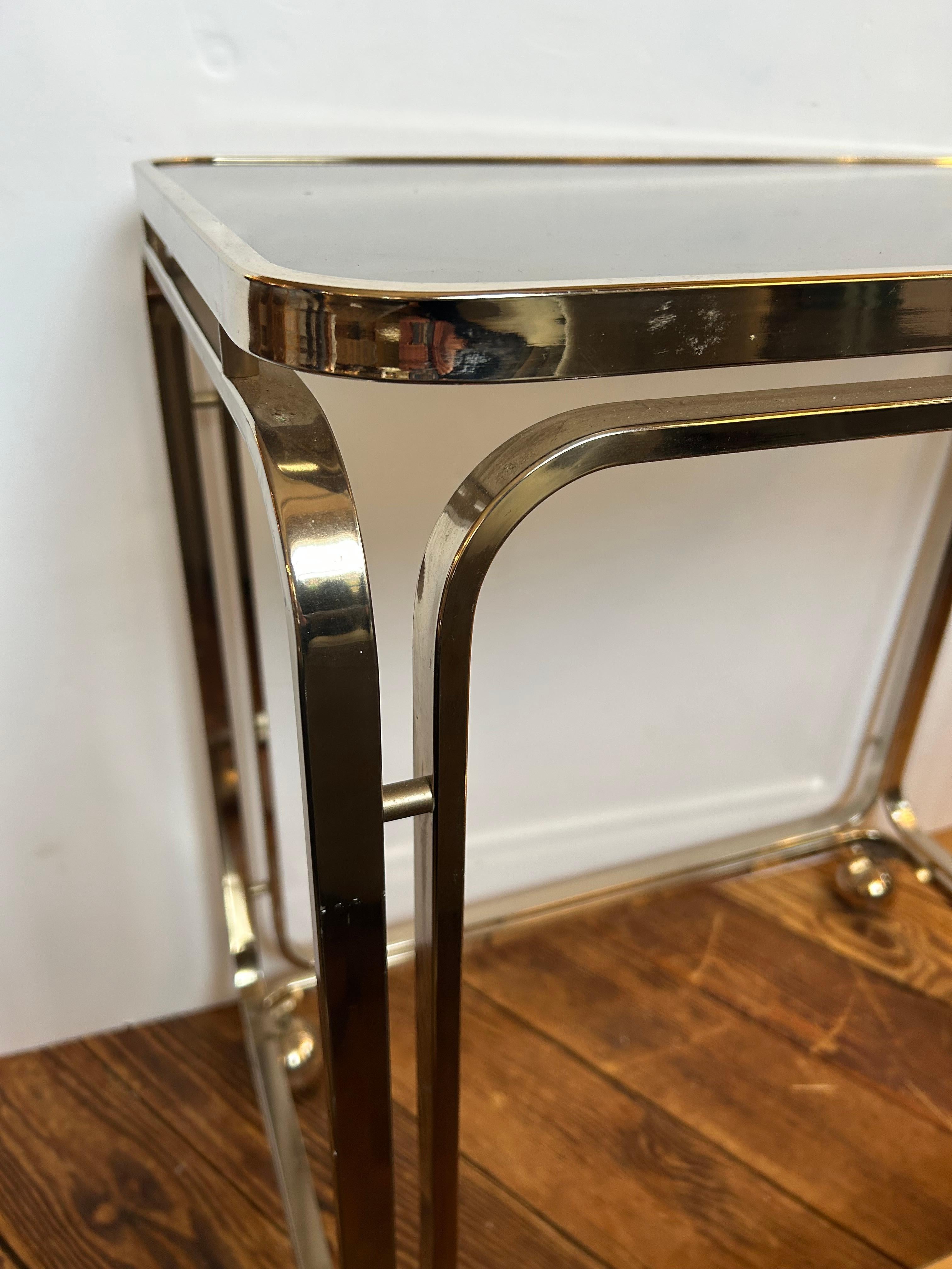 ALLEGRI Made in Italy
Chariot de bar à deux niveaux en laiton et verre fumé avec roues encastrées en laiton.