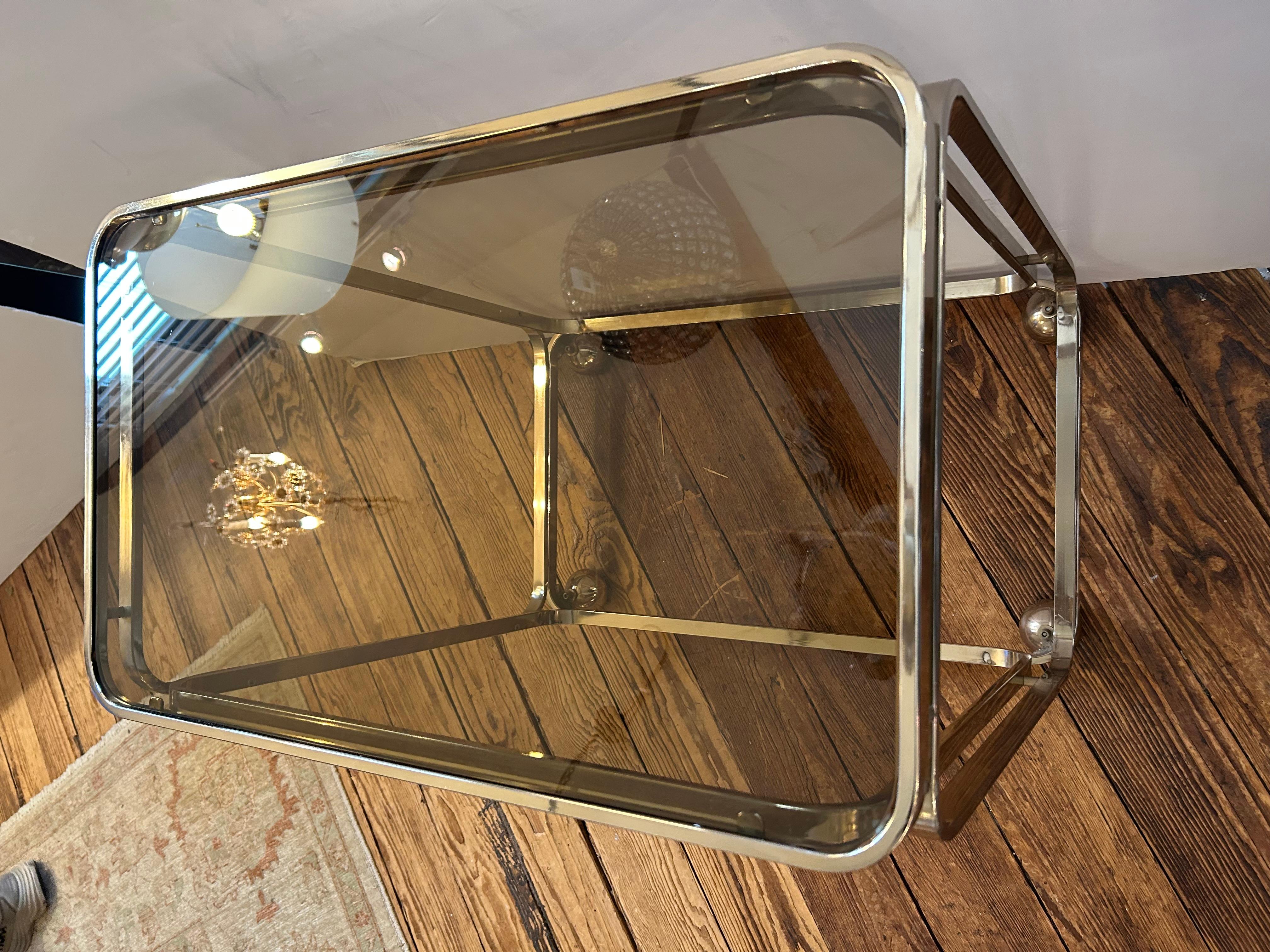 Mid-Century Modern Chariot de bar italien en laiton et verre fumé Cool Midcentury Modern en vente