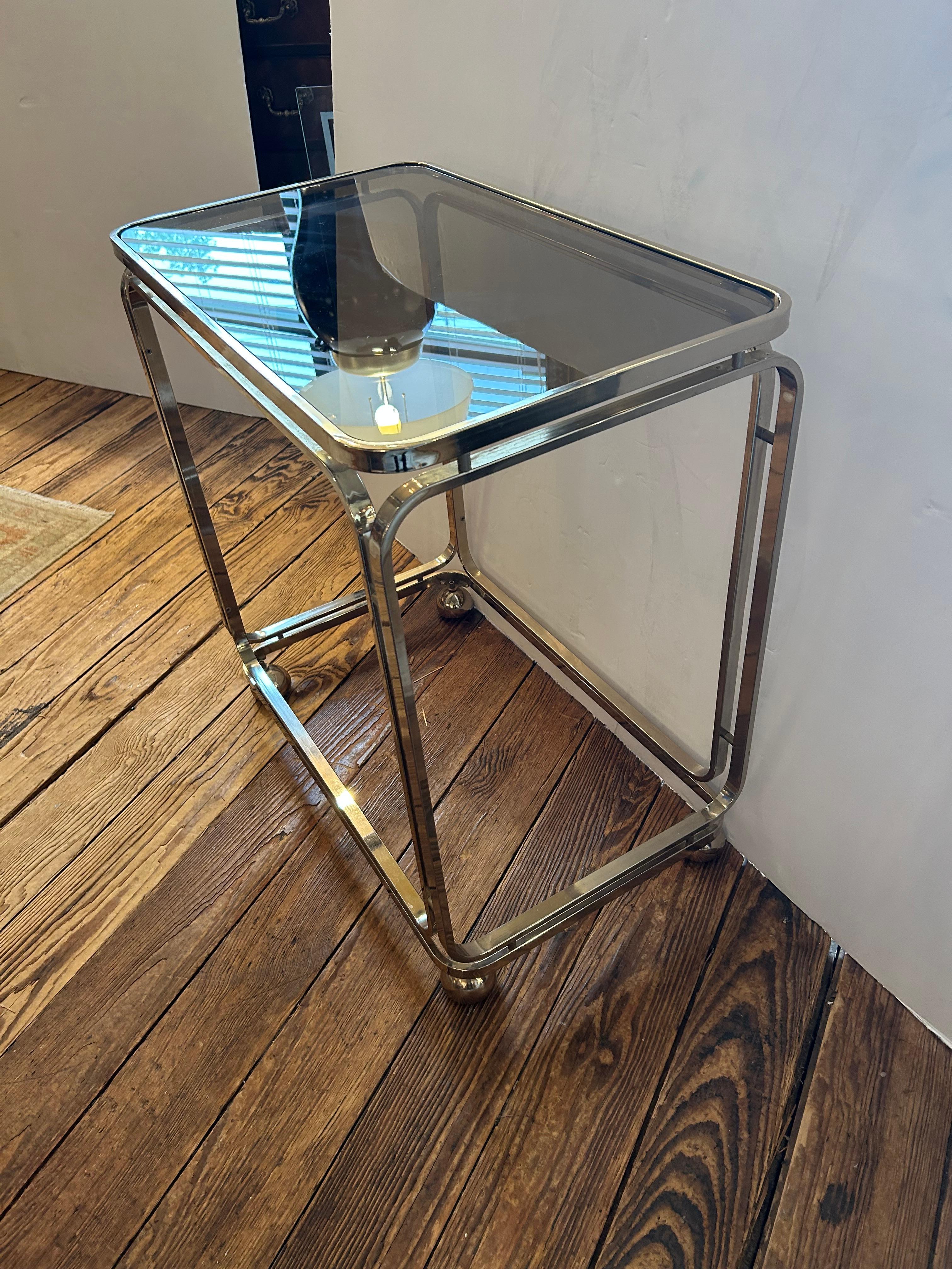 Milieu du XXe siècle Chariot de bar italien en laiton et verre fumé Cool Midcentury Modern en vente