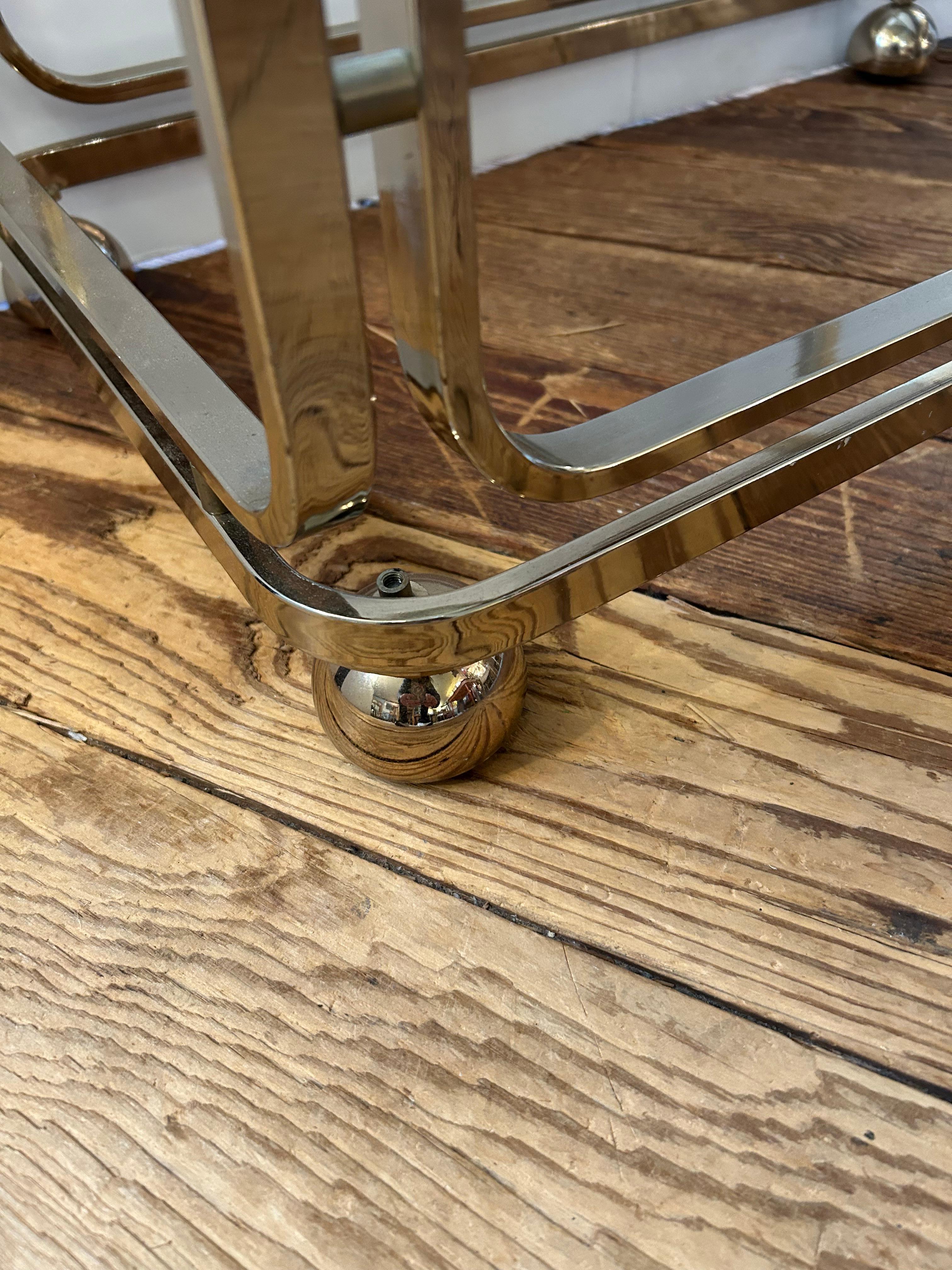 Chariot de bar italien en laiton et verre fumé Cool Midcentury Modern en vente 1