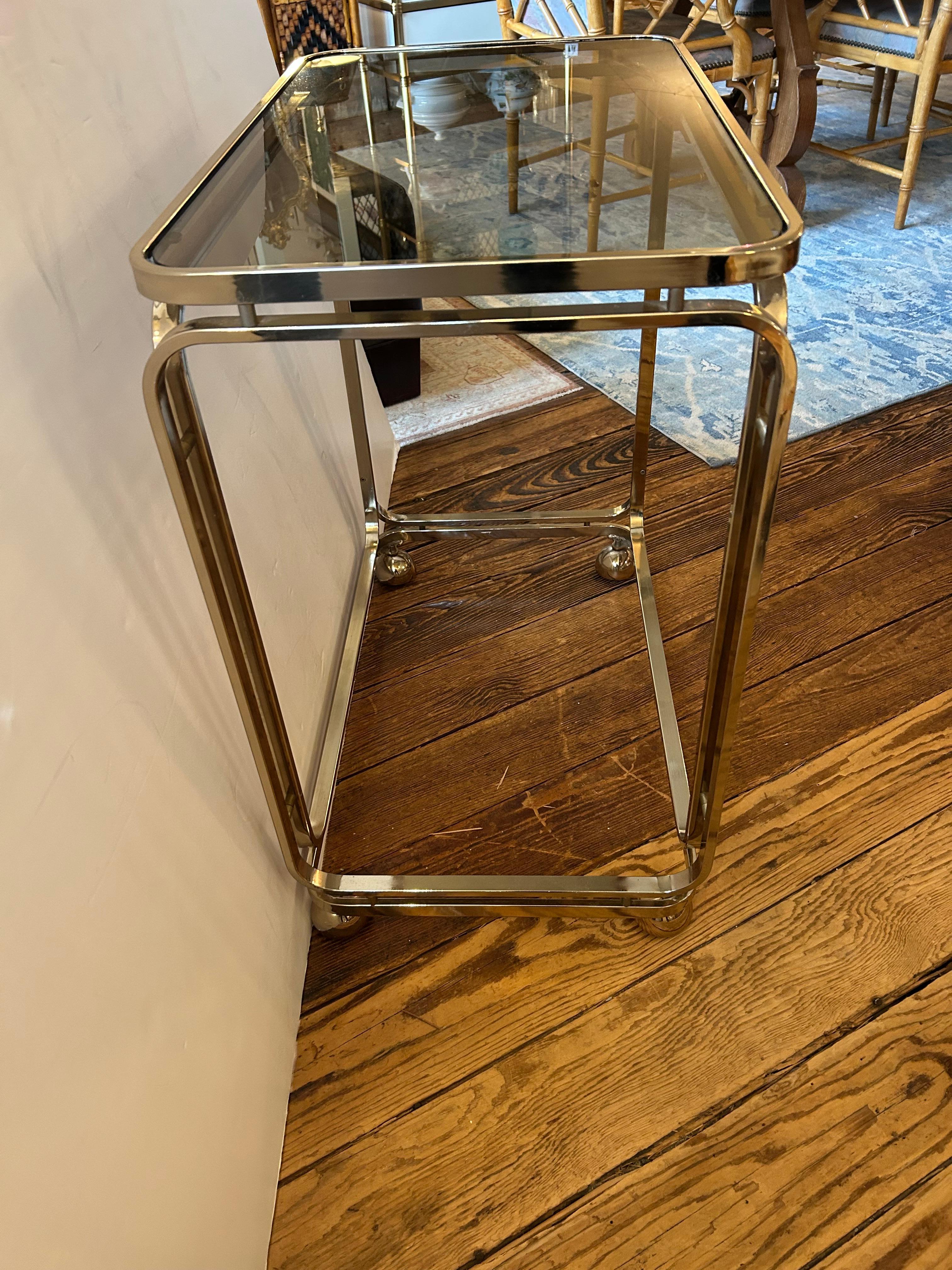 Chariot de bar italien en laiton et verre fumé Cool Midcentury Modern en vente 2
