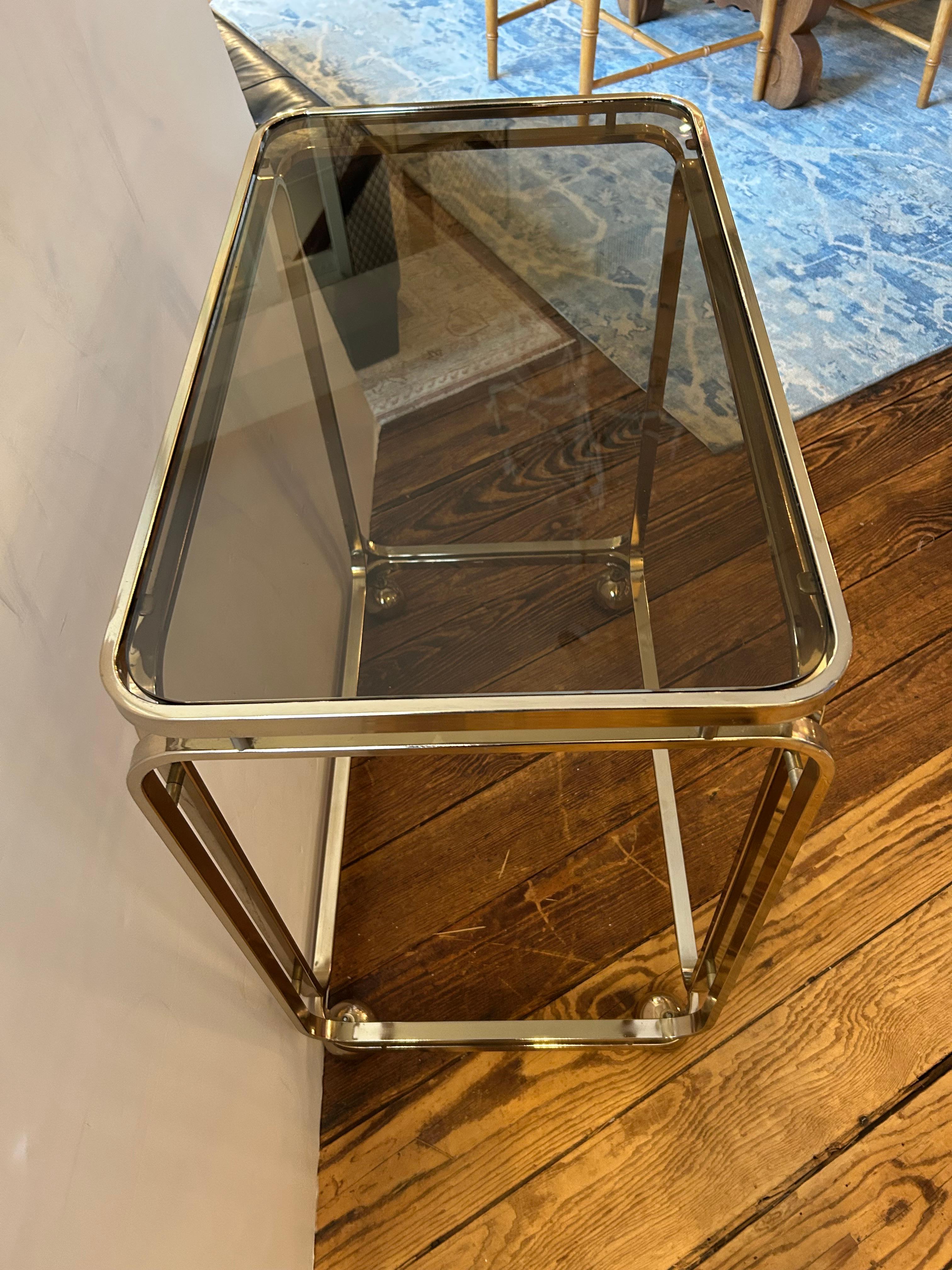 Chariot de bar italien en laiton et verre fumé Cool Midcentury Modern en vente 3