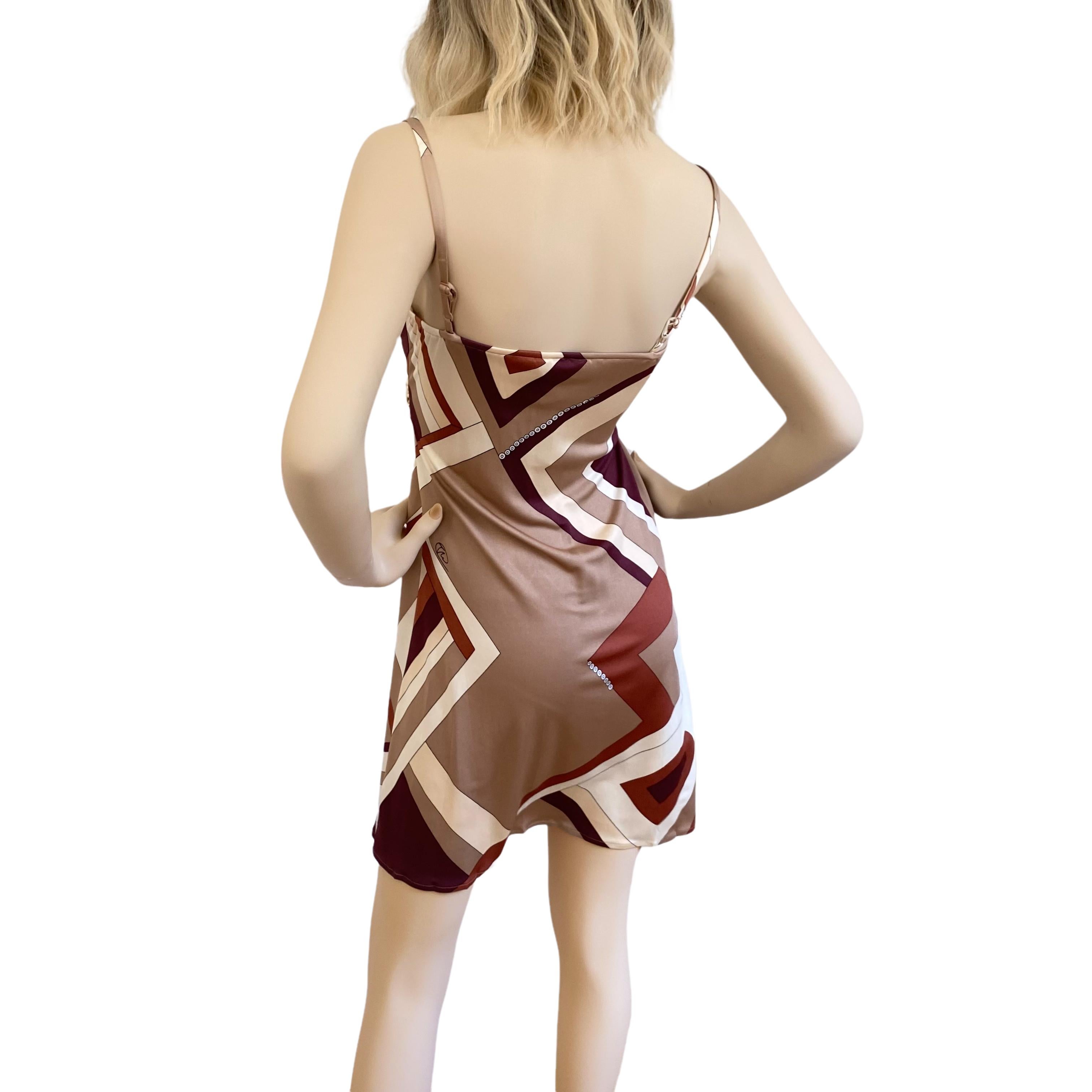 Twist front easy cami dress with adjustable shoulder straps for a perfect, flattering fit.
Featuring Flora's deco color-block print in shades of mocha / latte 
Approximately 34