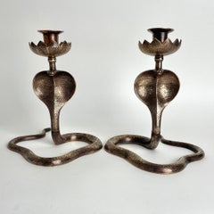 Bonito par de candelabros Cobra de latón de los años 30