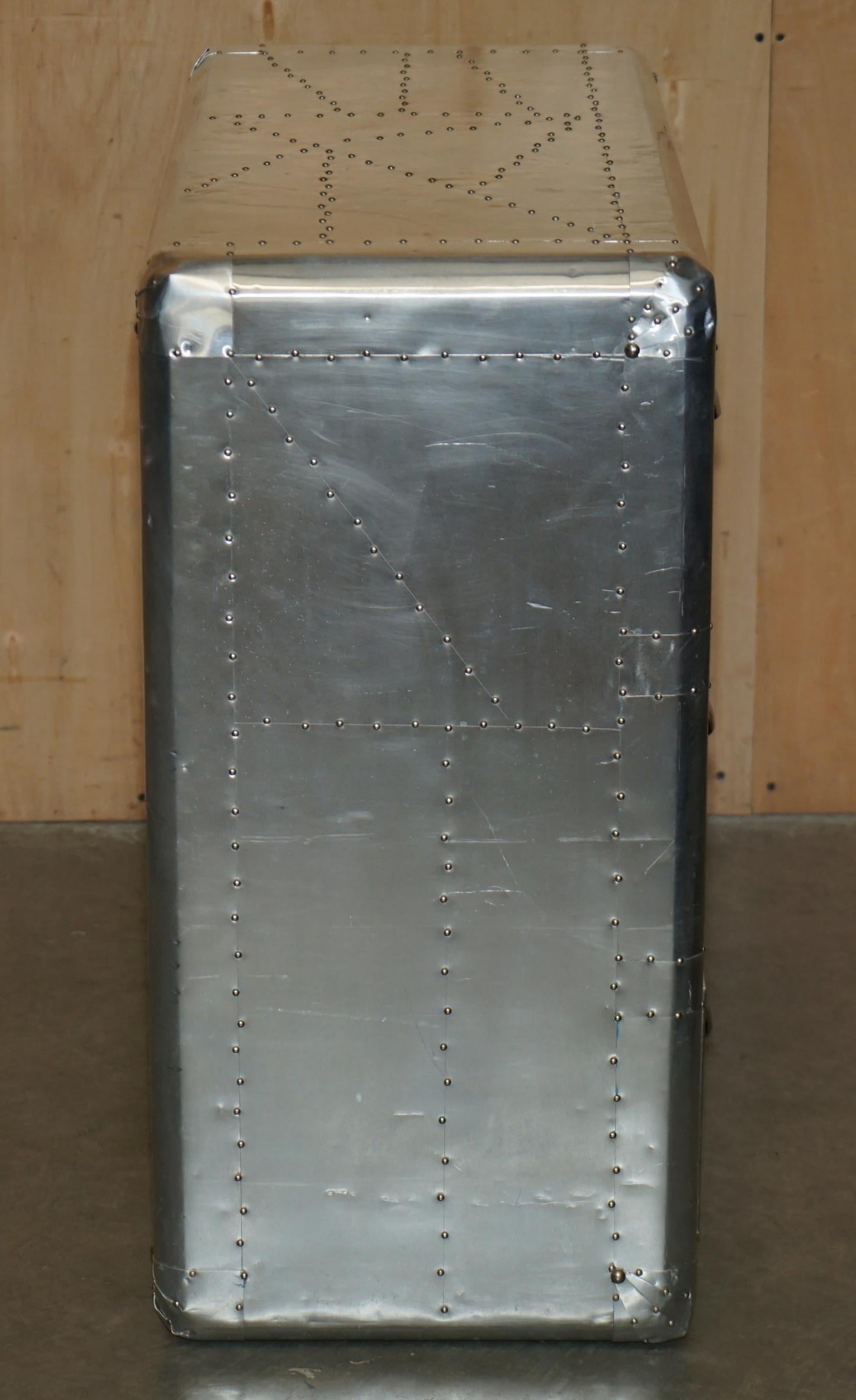 COOL PAIR OF ViNTAGE AVIATOR HAND HAMMERED CHEST OF DRAWERS INDUSTRIAL STYLE (Paire de commodes AVIATOR martelées à la main, style industriel) en vente 2