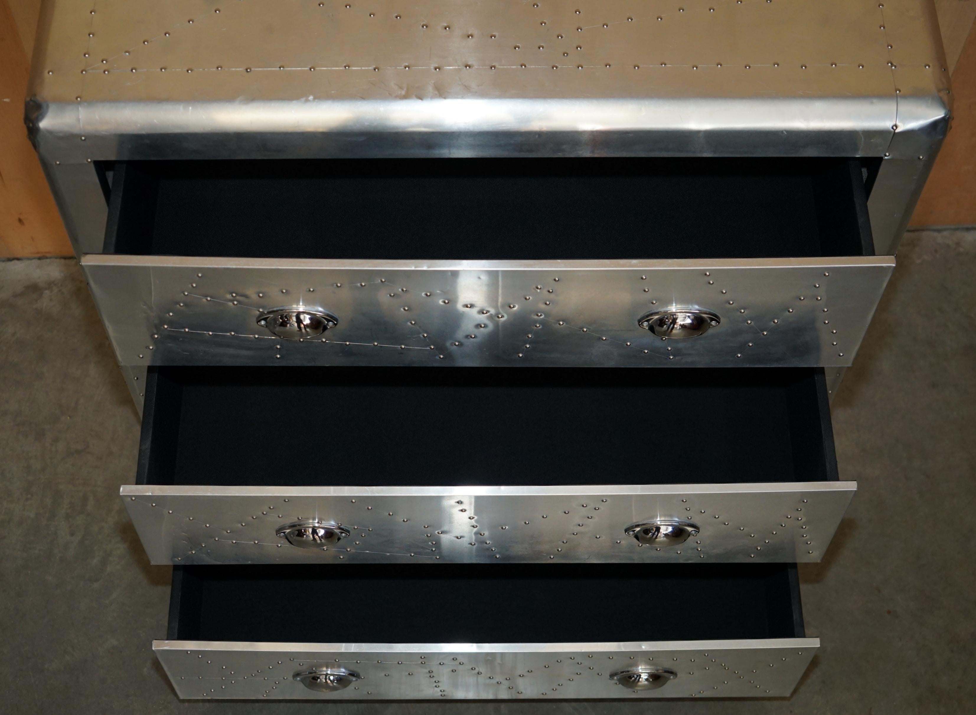 COOL PAIR OF ViNTAGE AVIATOR HAND HAMMERED CHEST OF DRAWERS INDUSTRIAL STYLE (Paire de commodes AVIATOR martelées à la main, style industriel) en vente 6