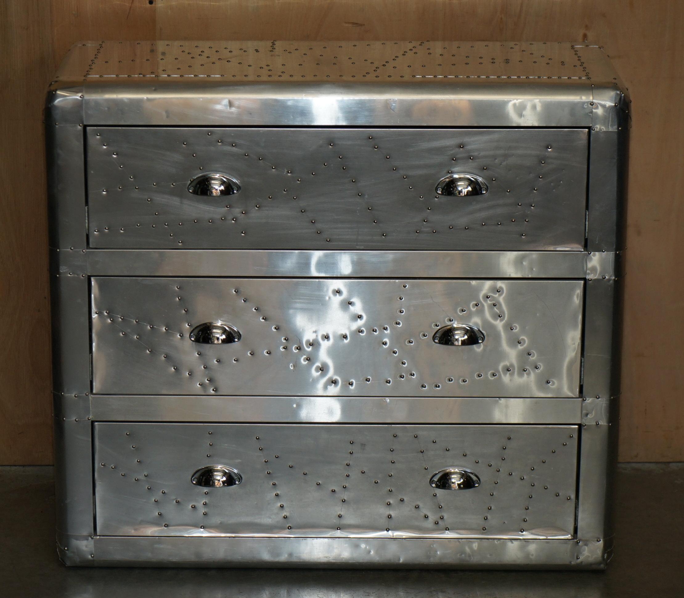 COOL PAIR OF ViNTAGE AVIATOR HAND HAMMERED CHEST OF DRAWERS INDUSTRIAL STYLE (Paire de commodes AVIATOR martelées à la main, style industriel) en vente 9