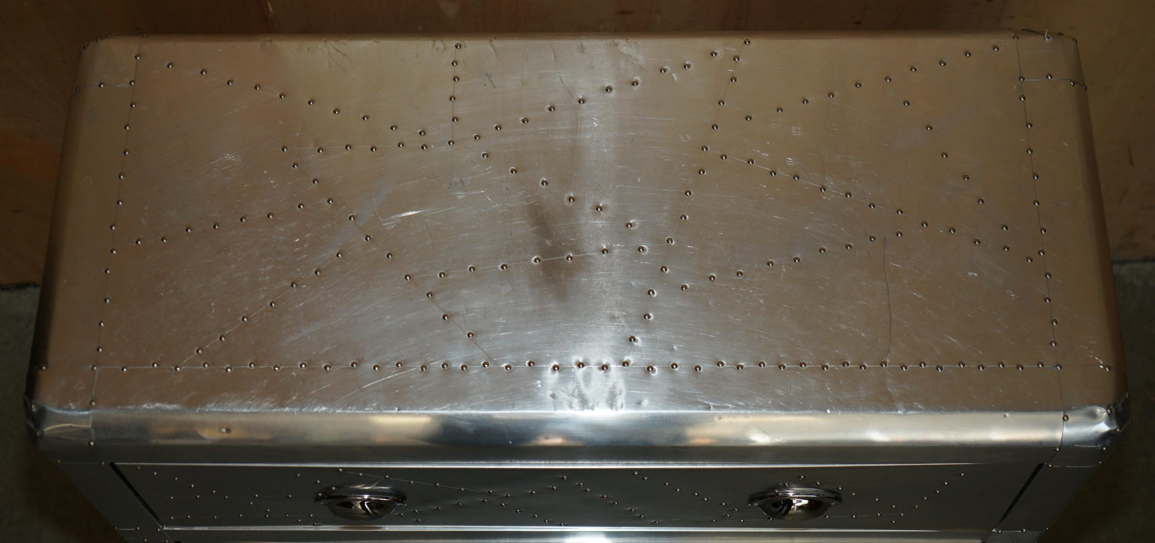 COOL PAIR OF ViNTAGE AVIATOR HAND HAMMERED CHEST OF DRAWERS INDUSTRIAL STYLE (Paire de commodes AVIATOR martelées à la main, style industriel) en vente 10
