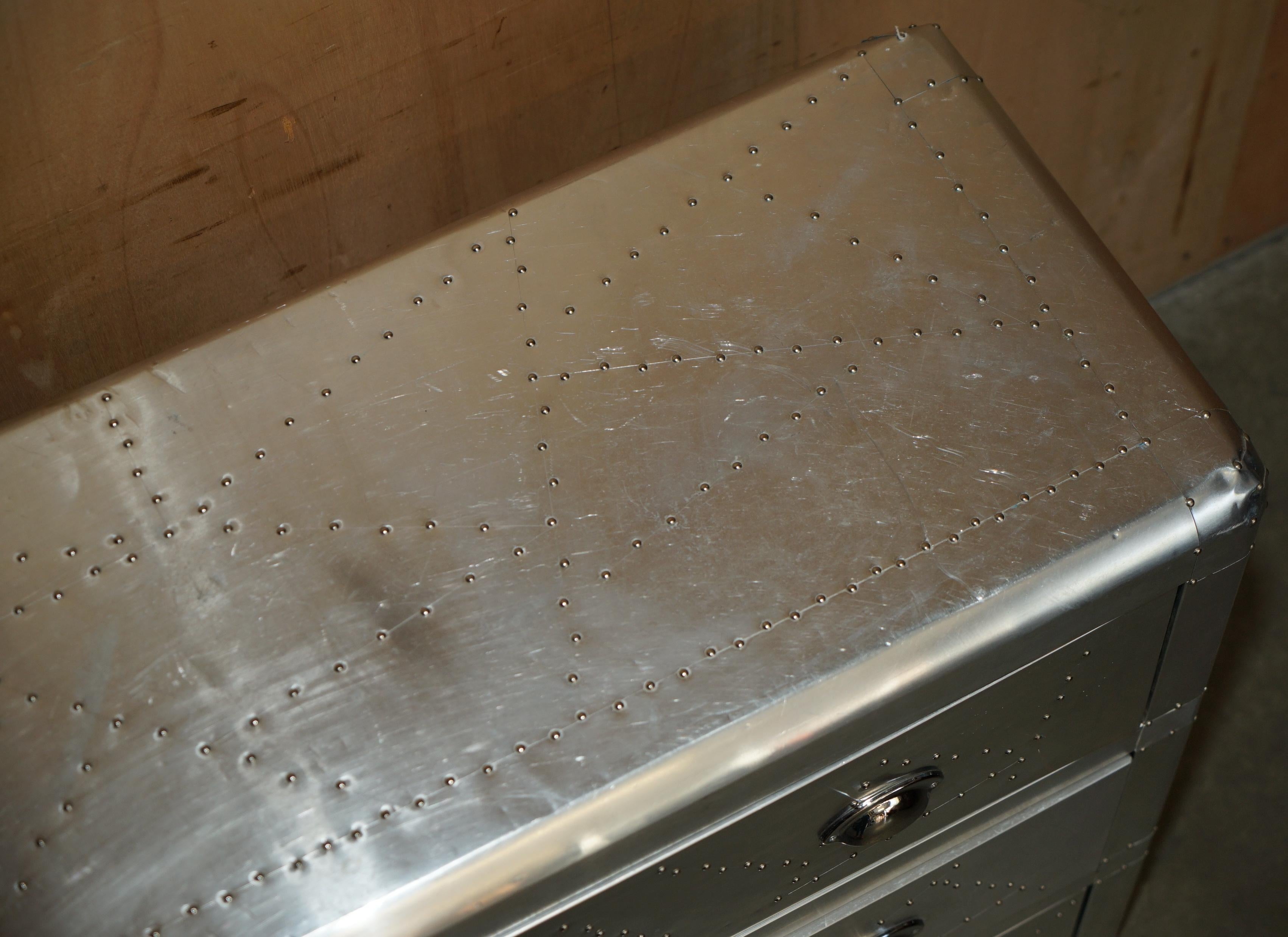 COOL PAIR OF ViNTAGE AVIATOR HAND HAMMERED CHEST OF DRAWERS INDUSTRIAL STYLE (Paire de commodes AVIATOR martelées à la main, style industriel) en vente 11