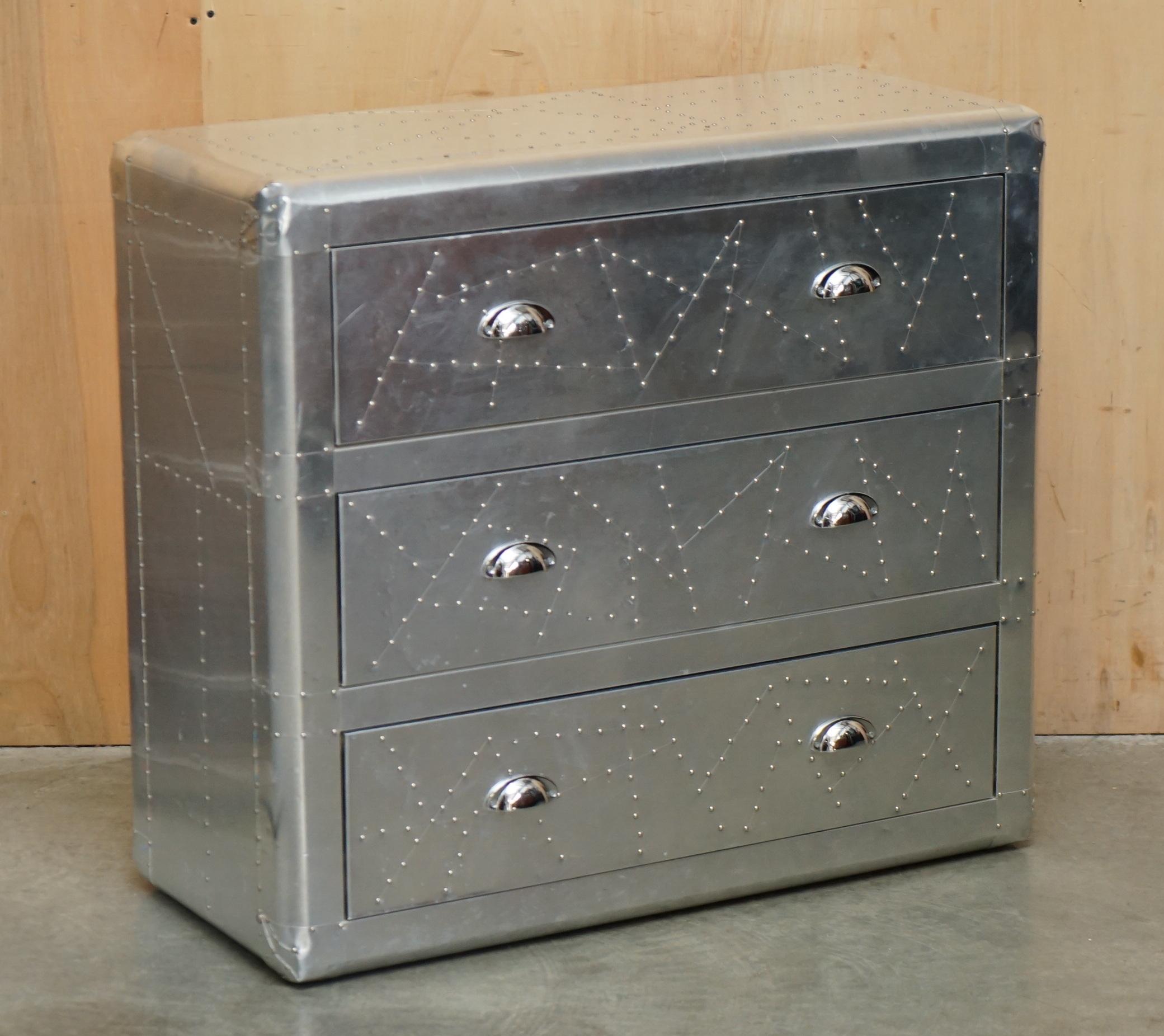Royal House Antiques

The House Antiques a le plaisir d'offrir à la vente cette paire de commodes de style Aviateur en aluminium martelé. 

Veuillez noter que les frais de livraison indiqués ne sont qu'un guide, ils couvrent uniquement la zone M25