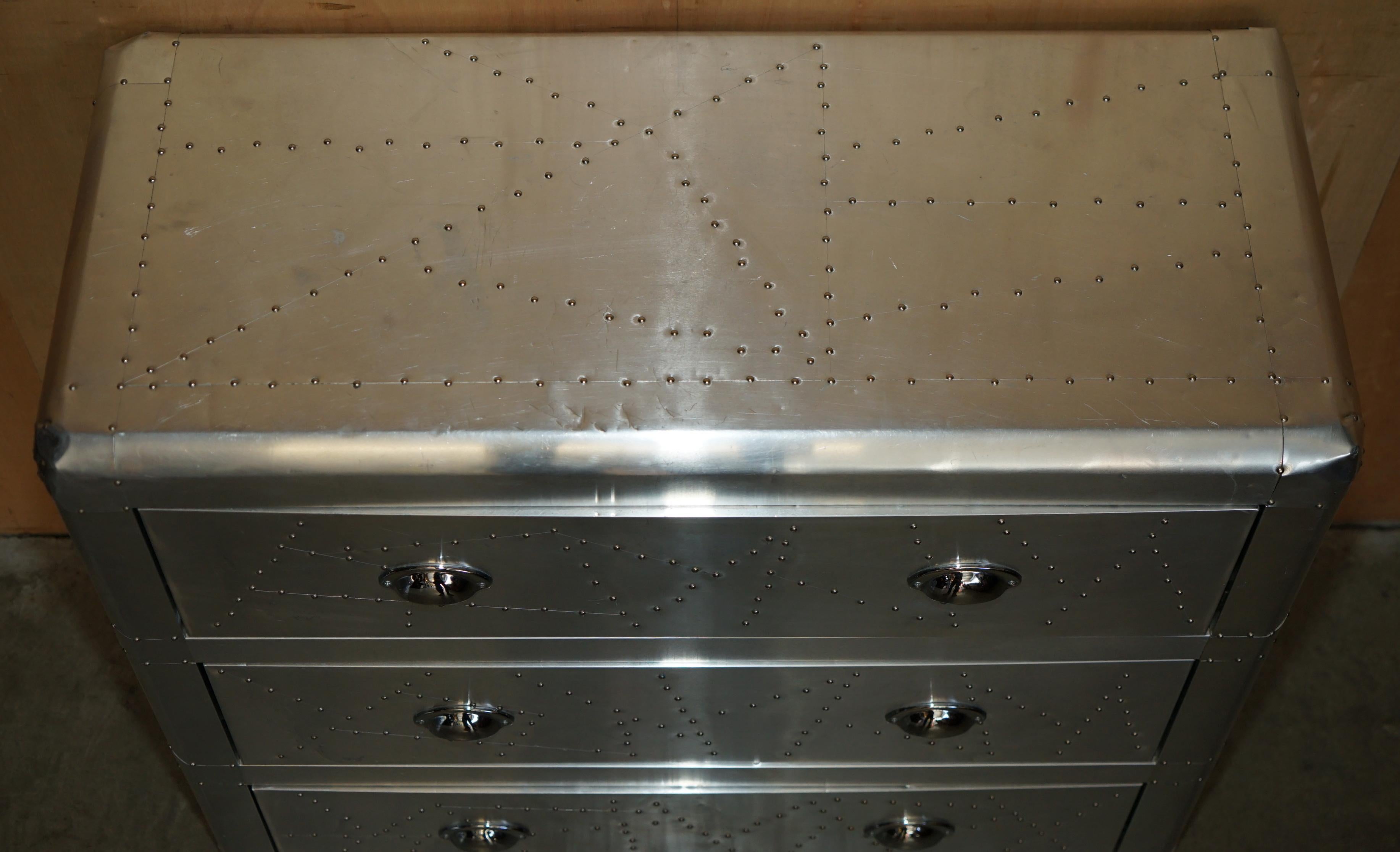 Anglais COOL PAIR OF ViNTAGE AVIATOR HAND HAMMERED CHEST OF DRAWERS INDUSTRIAL STYLE (Paire de commodes AVIATOR martelées à la main, style industriel) en vente