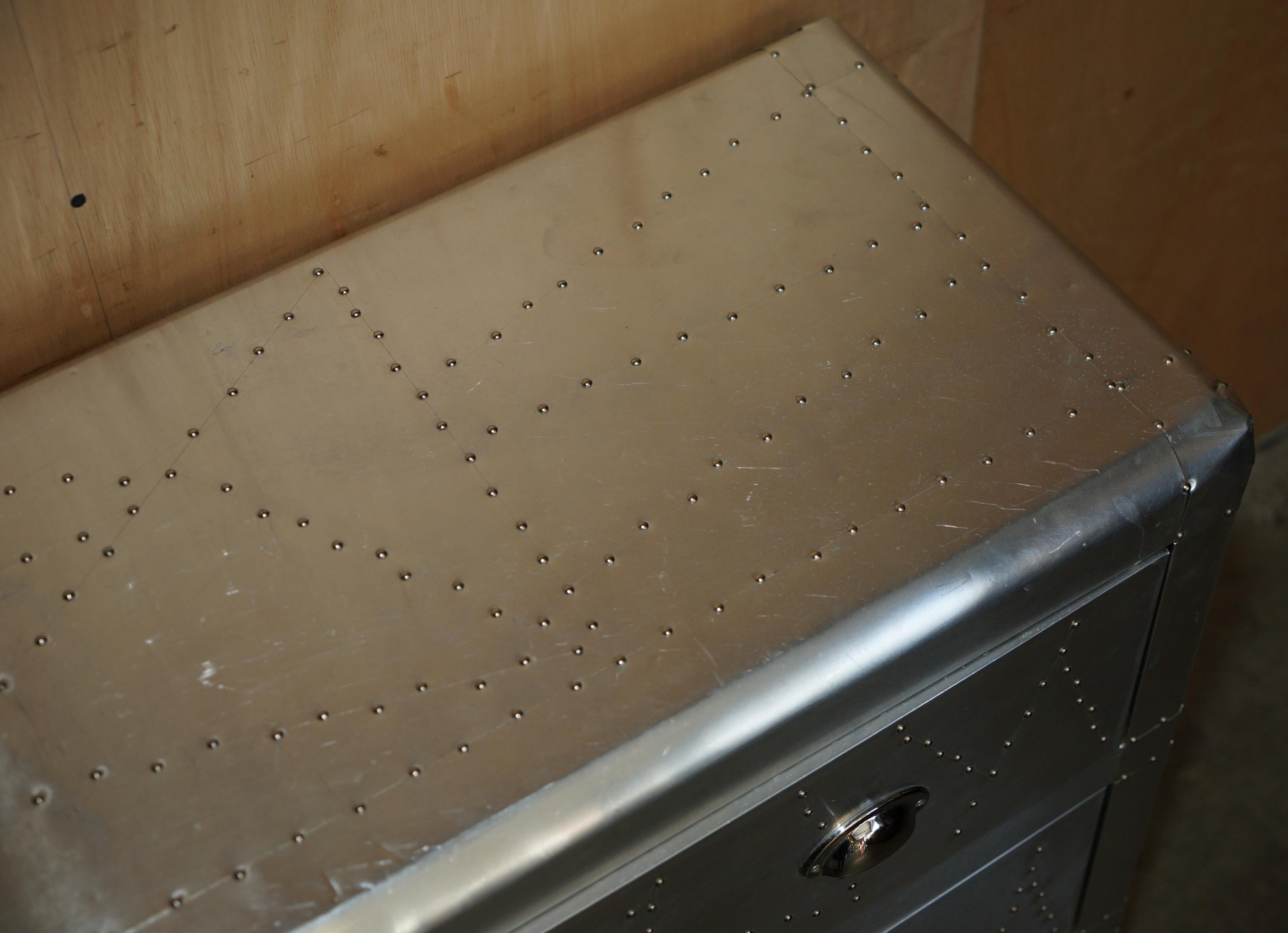Fait main COOL PAIR OF ViNTAGE AVIATOR HAND HAMMERED CHEST OF DRAWERS INDUSTRIAL STYLE (Paire de commodes AVIATOR martelées à la main, style industriel) en vente