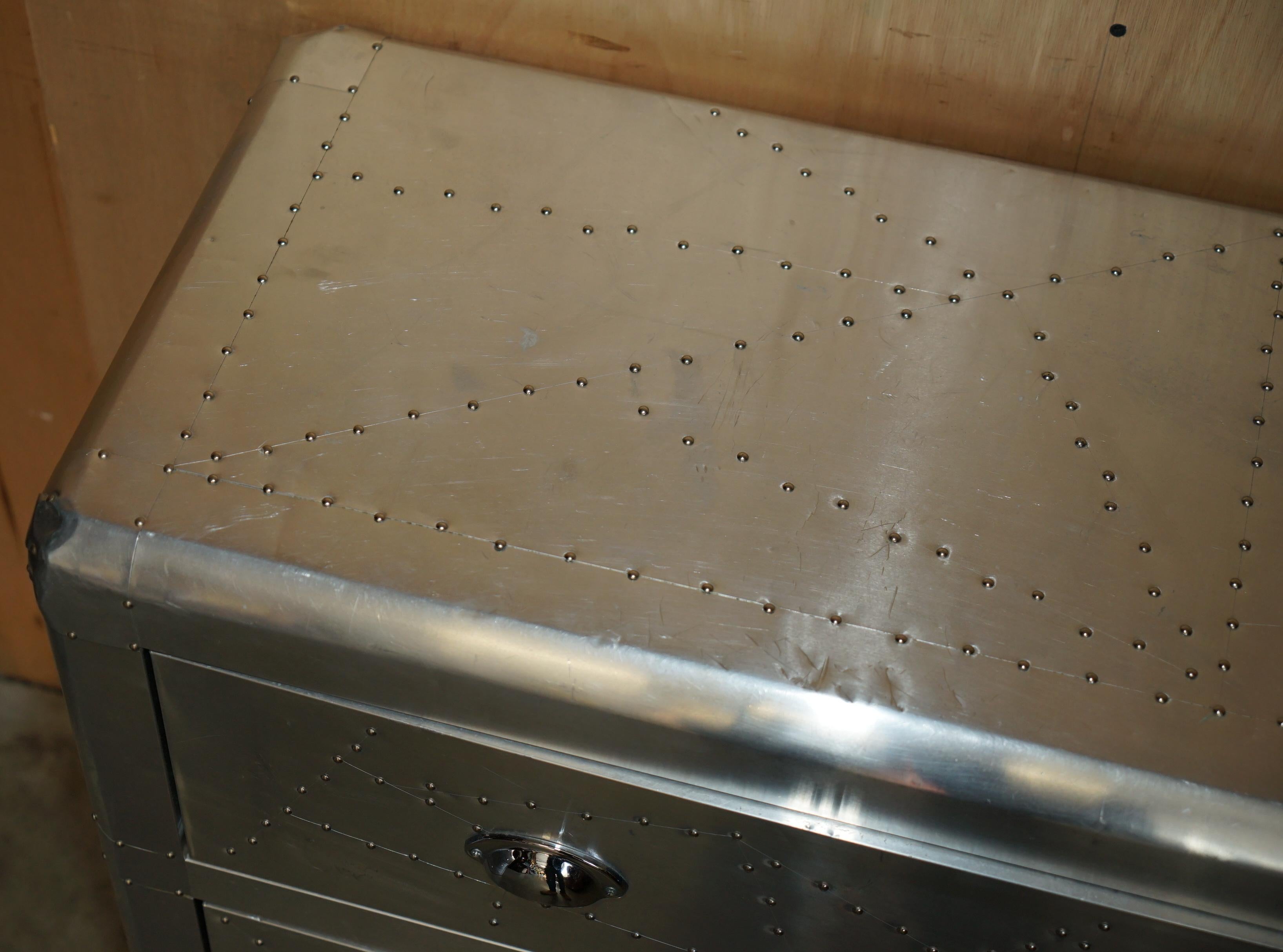COOL PAIR OF ViNTAGE AVIATOR HAND HAMMERED CHEST OF DRAWERS INDUSTRIAL STYLE (Paire de commodes AVIATOR martelées à la main, style industriel) État moyen - En vente à West Sussex, Pulborough