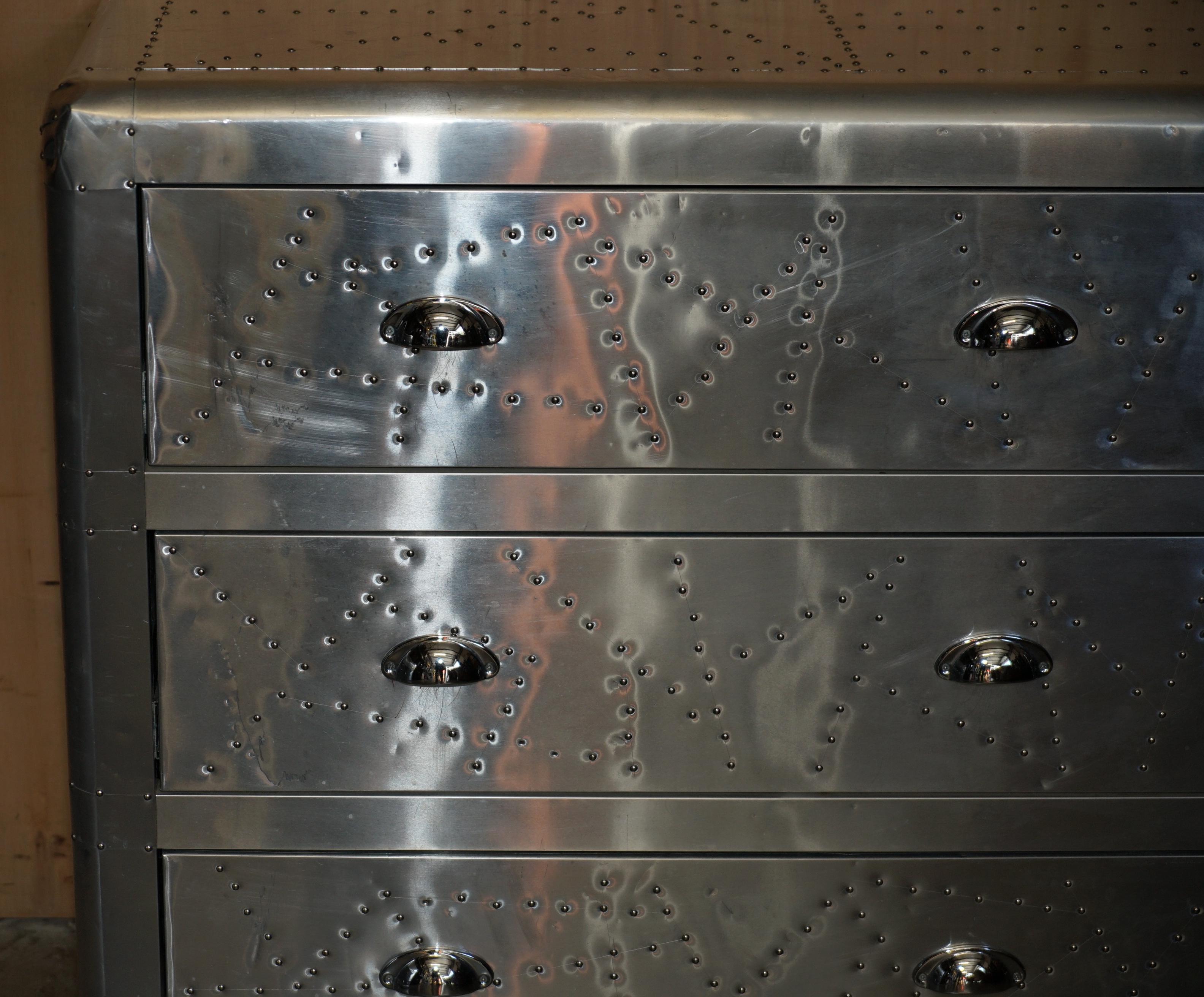 20ième siècle COOL PAIR OF ViNTAGE AVIATOR HAND HAMMERED CHEST OF DRAWERS INDUSTRIAL STYLE (Paire de commodes AVIATOR martelées à la main, style industriel) en vente