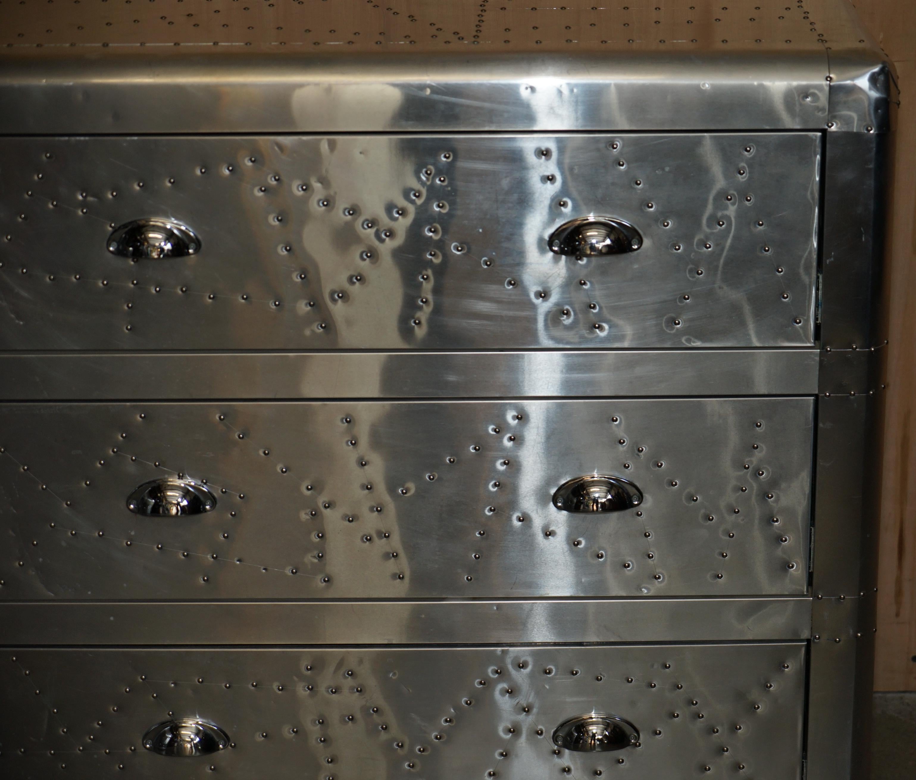 Aluminium COOL PAIR OF ViNTAGE AVIATOR HAND HAMMERED CHEST OF DRAWERS INDUSTRIAL STYLE (Paire de commodes AVIATOR martelées à la main, style industriel) en vente