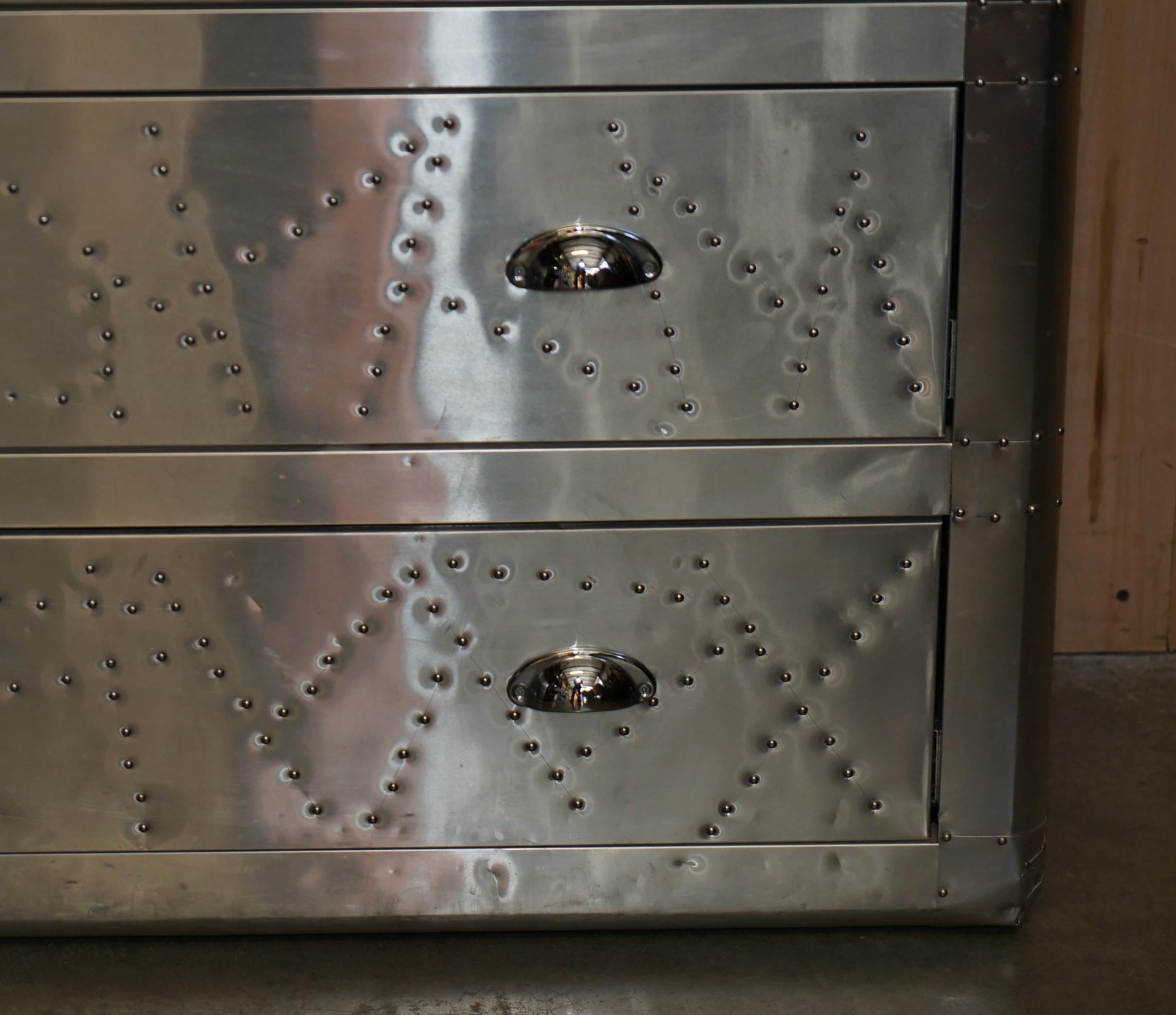COOL PAIR OF ViNTAGE AVIATOR HAND HAMMERED CHEST OF DRAWERS INDUSTRIAL STYLE (Paire de commodes AVIATOR martelées à la main, style industriel) en vente 1
