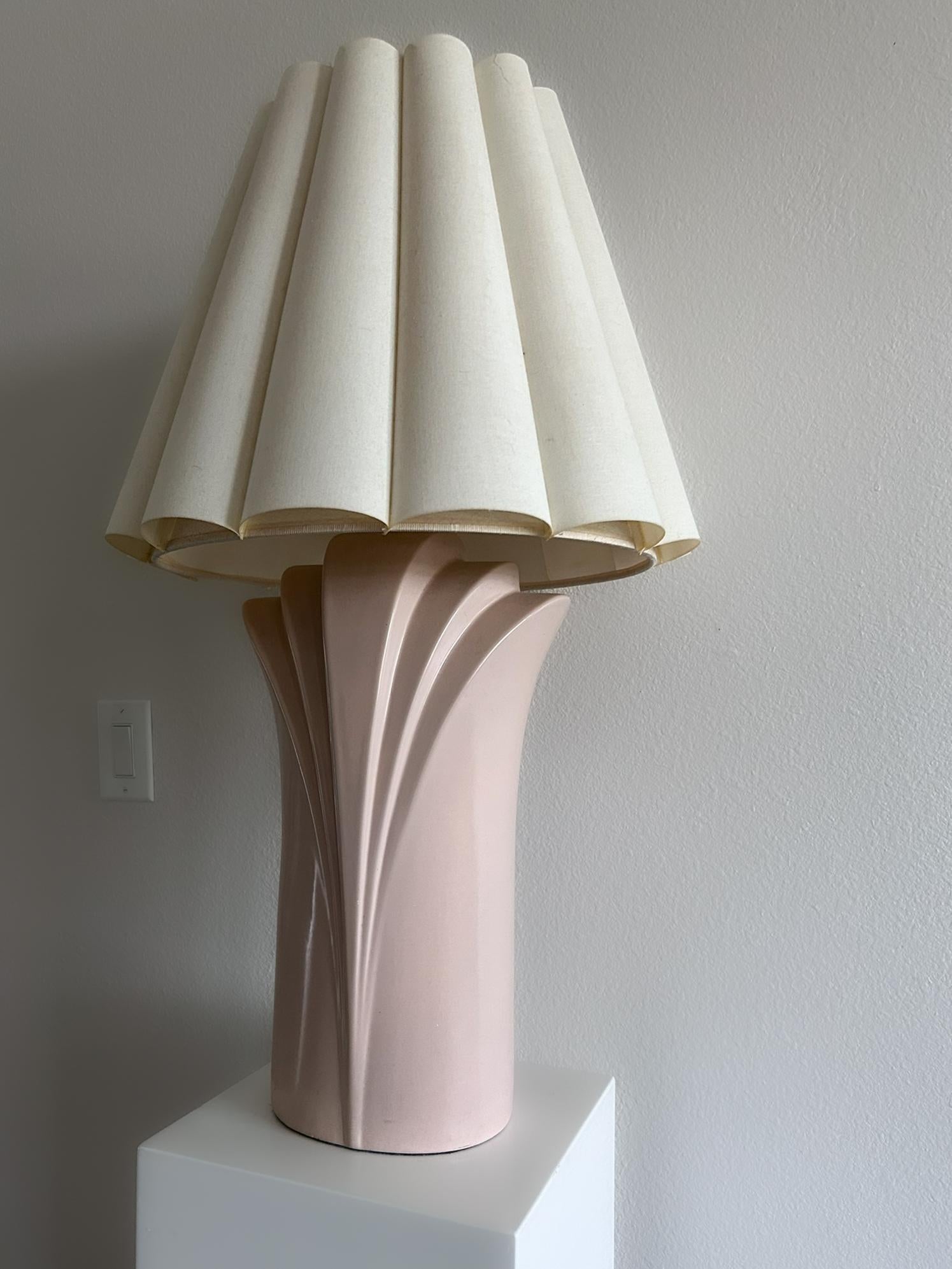 Una lampada da tavolo in ceramica vintage unica nel suo genere, con una base scultorea di ispirazione Art Déco in una morbida tonalità arrossata. Il design alto e scanalato gli conferisce un aspetto elegante e giocoso, completato dall'originale