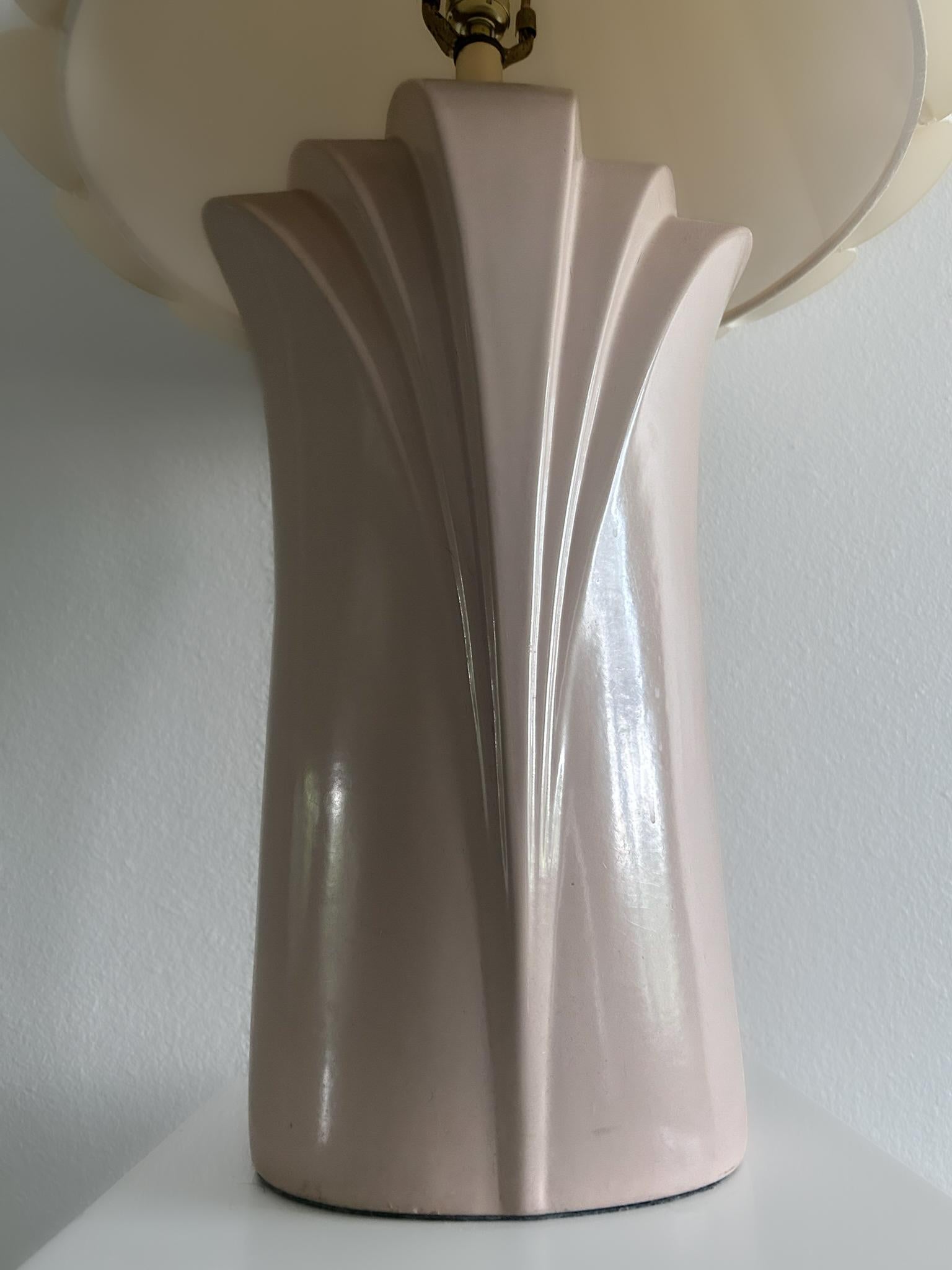 Art Déco Lampada da tavolo scultorea in ceramica vintage con paralume plissettato in vendita