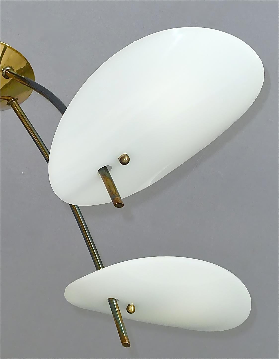 Cool Sculptural Stilnovo Sputnik Einbau-Kronleuchter aus Messing und weißem Kunststoff 1950 im Angebot 5