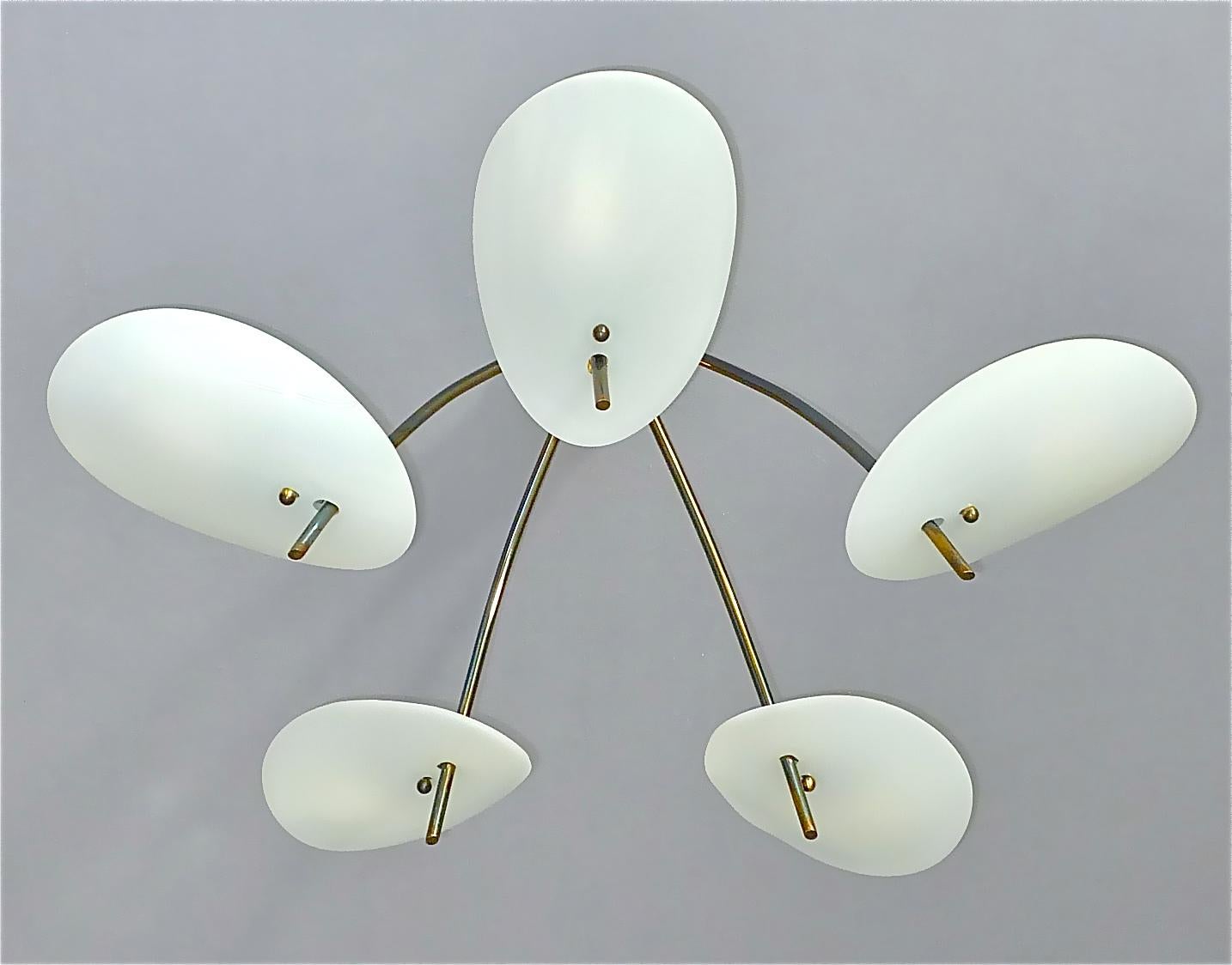 Cool Sculptural Stilnovo Sputnik Einbau-Kronleuchter aus Messing und weißem Kunststoff 1950 (Moderne der Mitte des Jahrhunderts) im Angebot