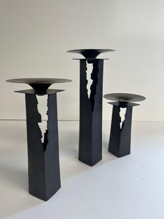 Bellissimo set di candelieri graduati in rame e ottone patinato e forato