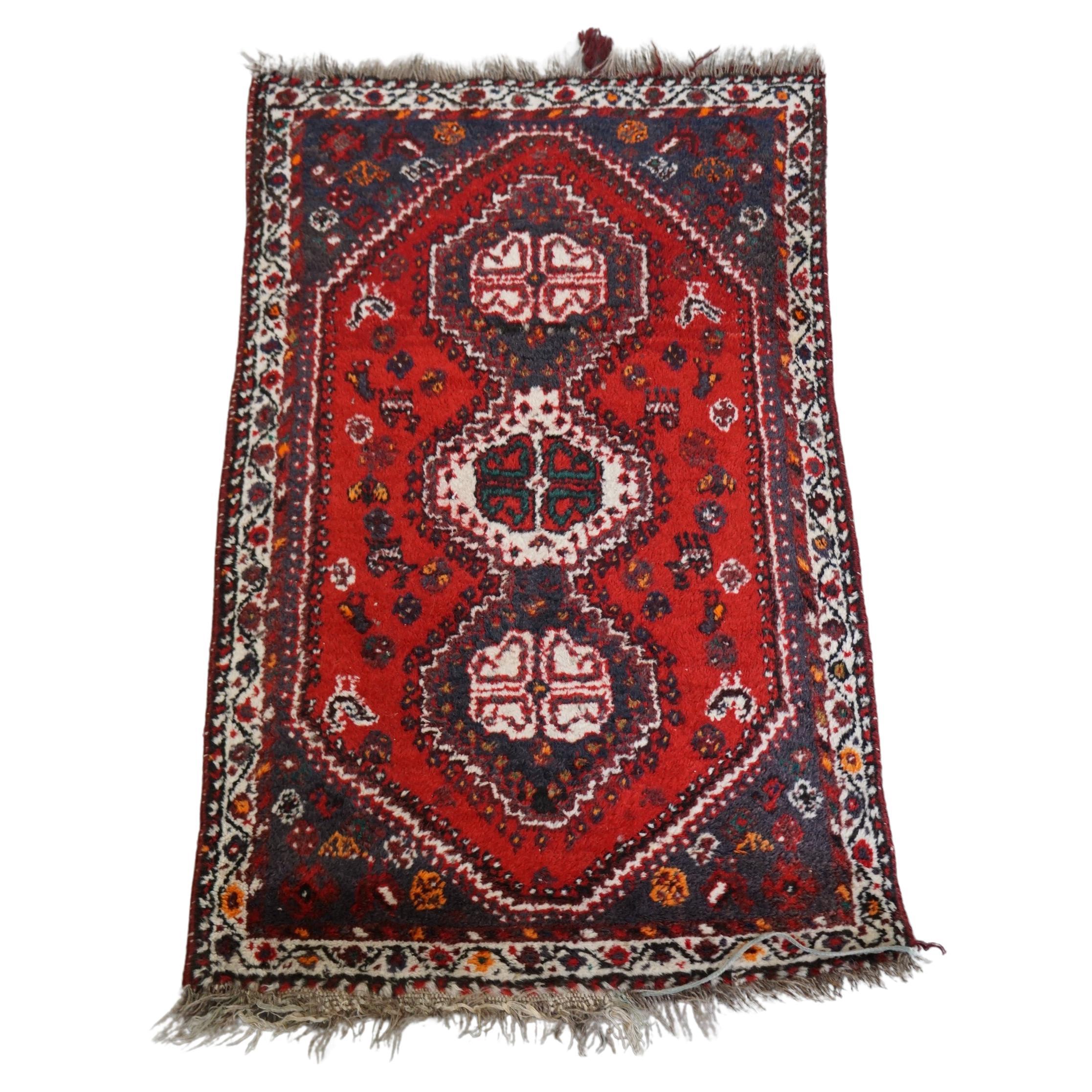 Un fantastico tappeto orientale vintage con, tra le altre cose, un bellissimo colore rosso brillante