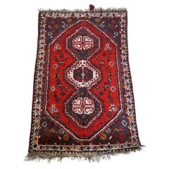 Un fantastico tappeto orientale vintage con, tra le altre cose, un bellissimo colore rosso brillante