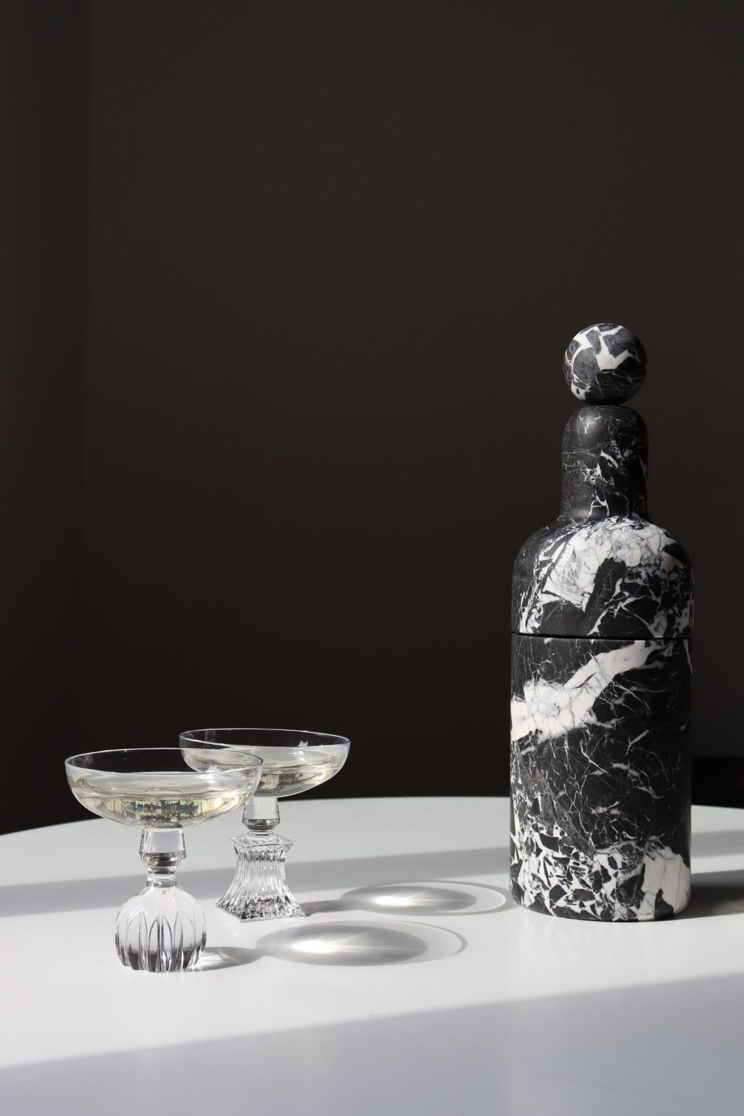 A bottle cooler that preserves the temperature of the bottle in the most natural way, avoiding the use of ice.
Made in grand antique marble, with a brass glass inside.
It is conceived to host all standard sizes of both wine and champagne