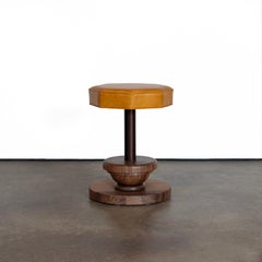 Sgabello Coolidge in legno massiccio e pelle di Crump and Kwash