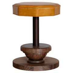 Sgabello Coolidge in legno massiccio e pelle di Crump and Kwash