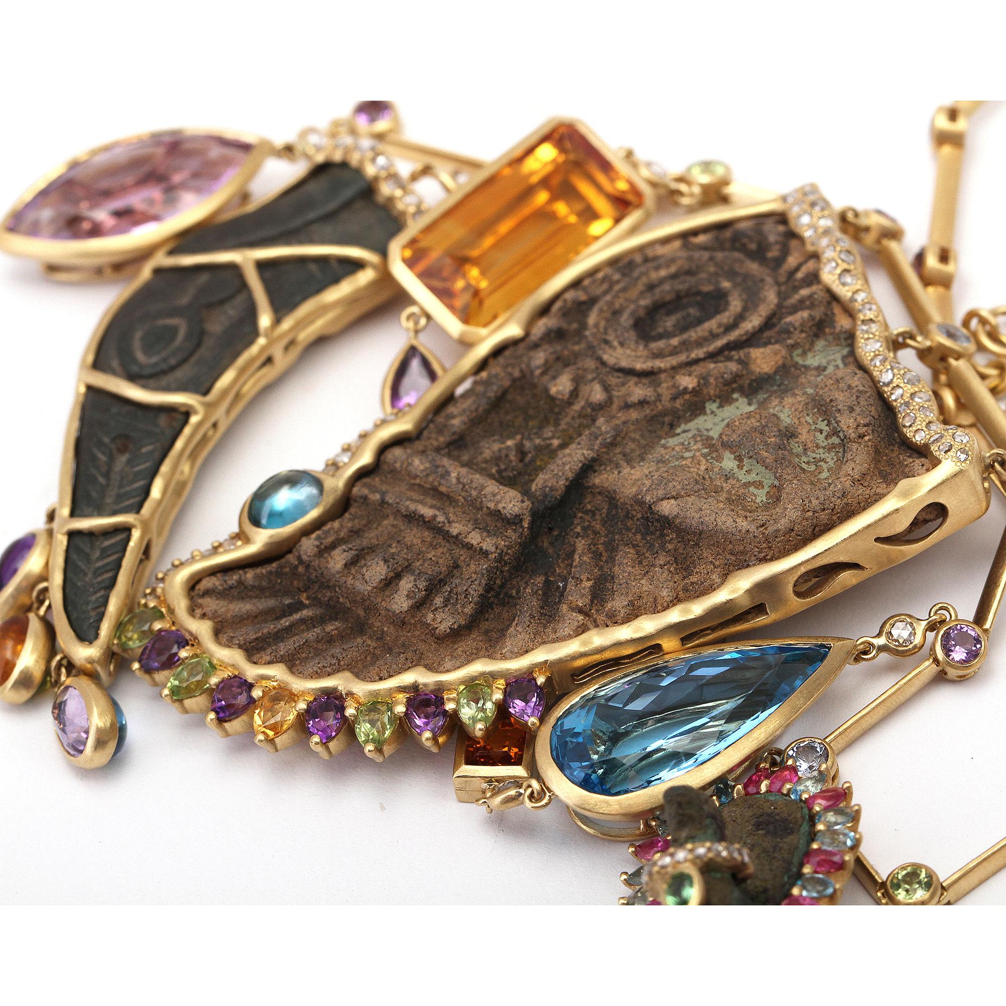 Coomi 20 Karat Gold Antike Artefakte Charm Halskette mit mehreren Edelsteinen im Angebot 4
